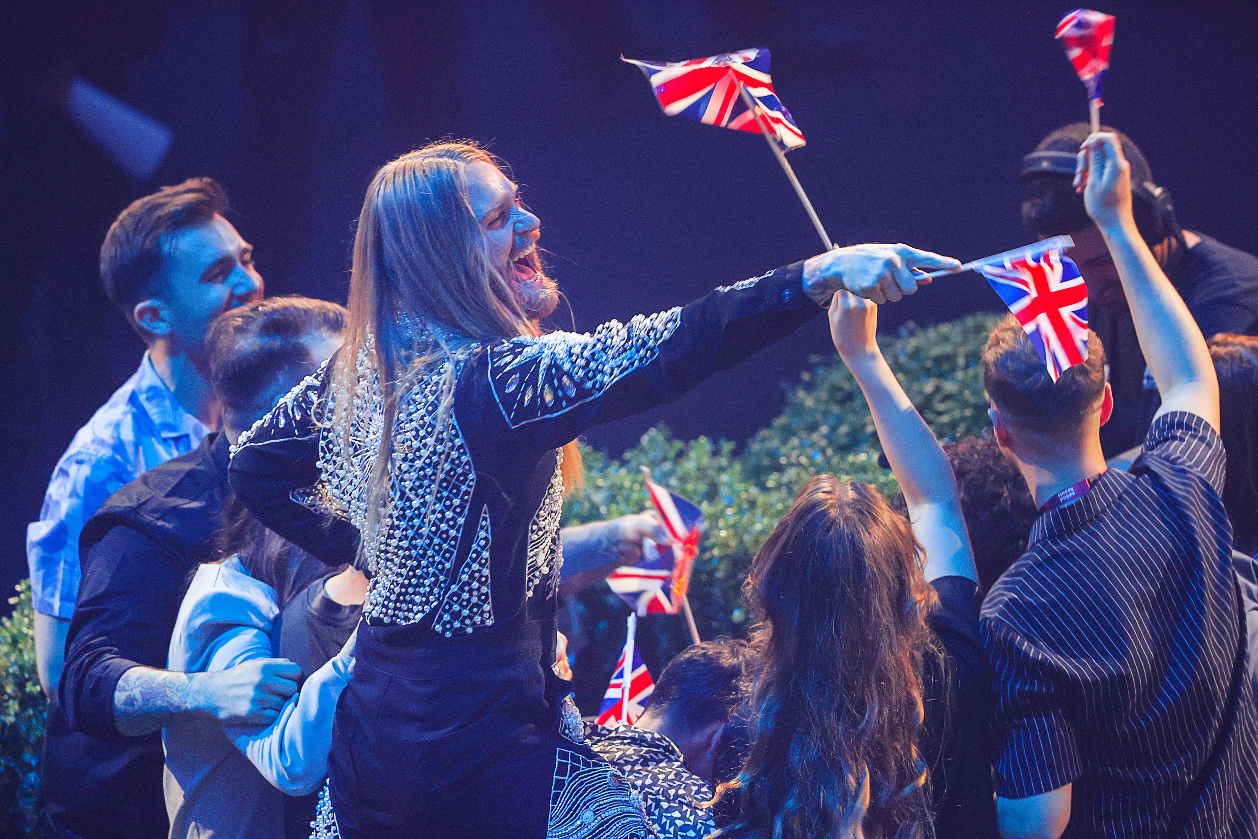 Download von www.picturedesk.com am 07.10.2022 (21:01).  15 May 2022, Italy, Turin: The team around Sam Ryder from Great Britain during the scoring in the final of the Eurovision Song Contest (ESC). The international music competition is being held for the 66th time. In the final are 25 songs of originally 40 music entries. Germany came in last place. Photo: Jens Büttner/dpa - 20220515_PD0259 - Rechteinfo: Rights Managed (RM)