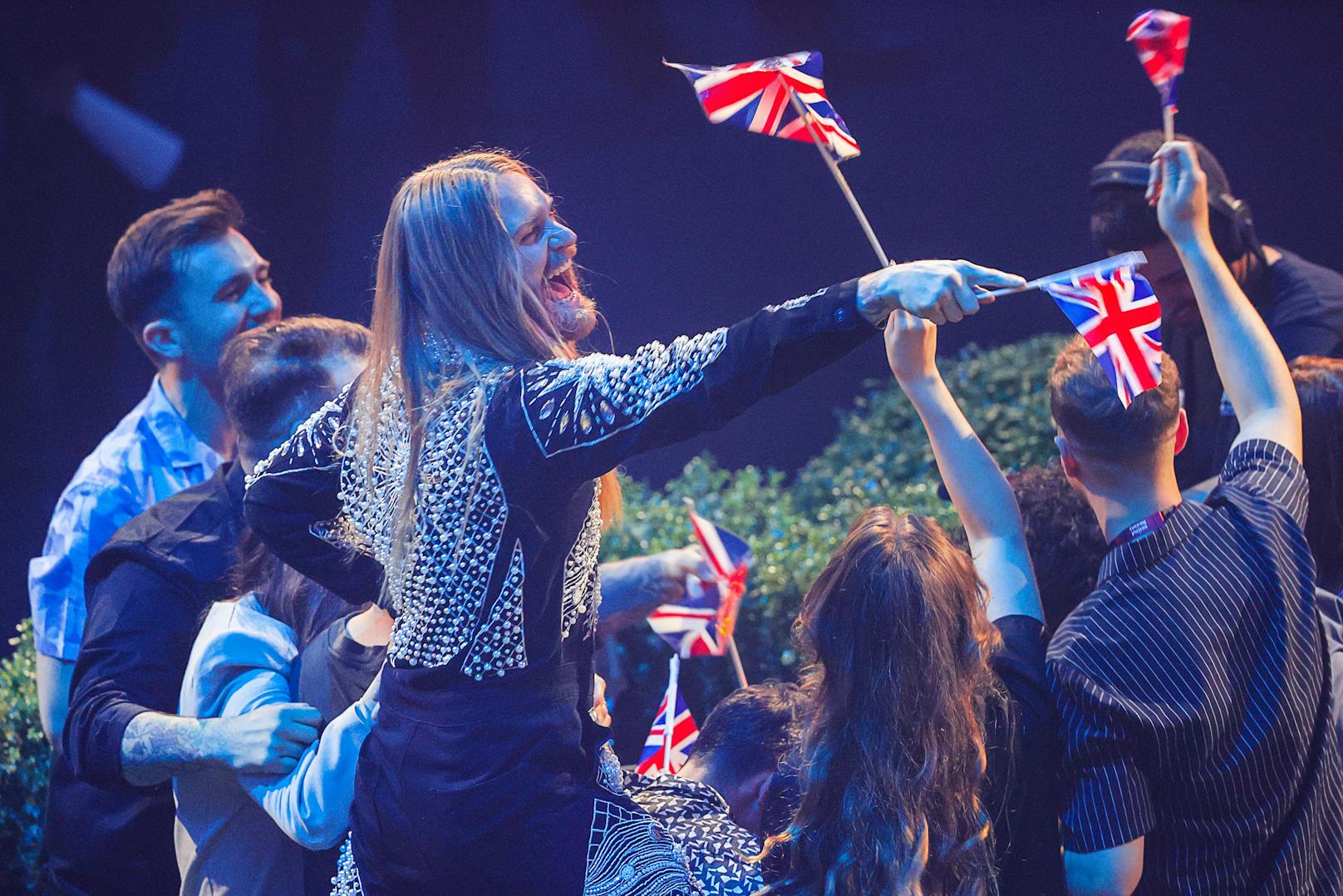 Das Team um Sam Ryder aus Großbritannien beim Scoring im Finale des Eurovision Song Contest 2022.