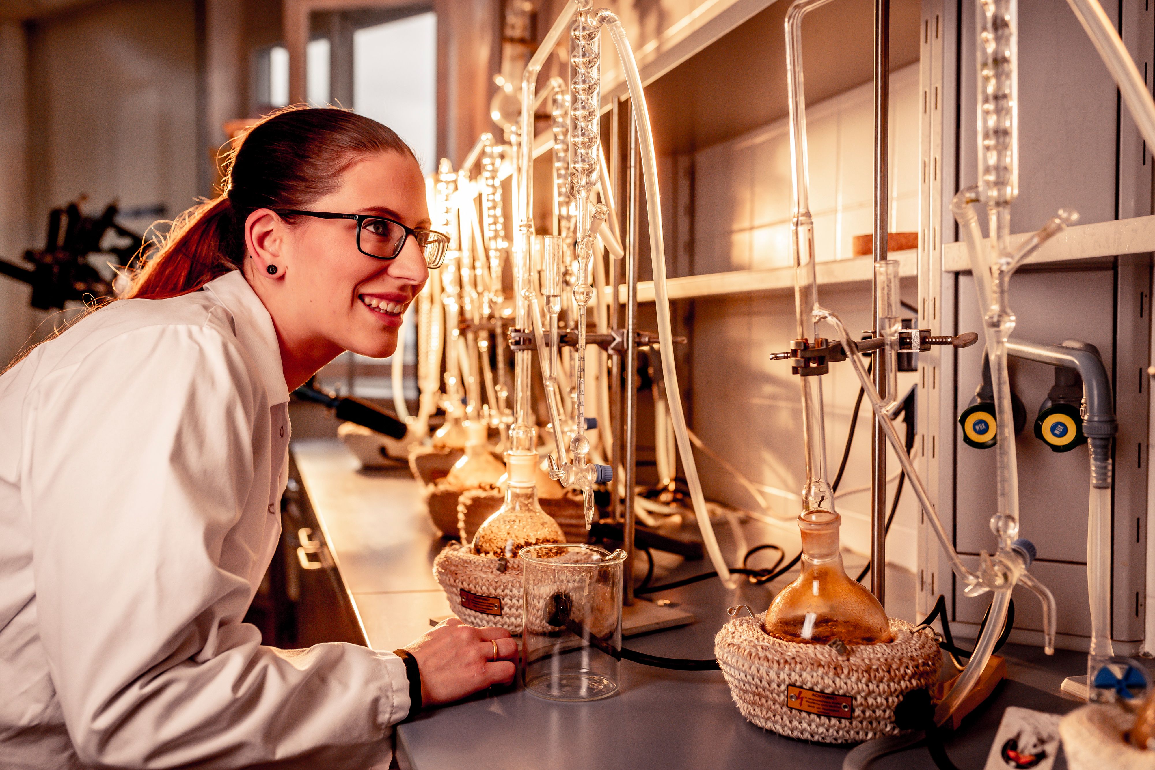 In der Kotányi Qualitätskontrolle werden Geruch, Geschmack, Beschaffenheit und Inhaltsstoffe aller Kräuter und Gewürze genau überprüft.