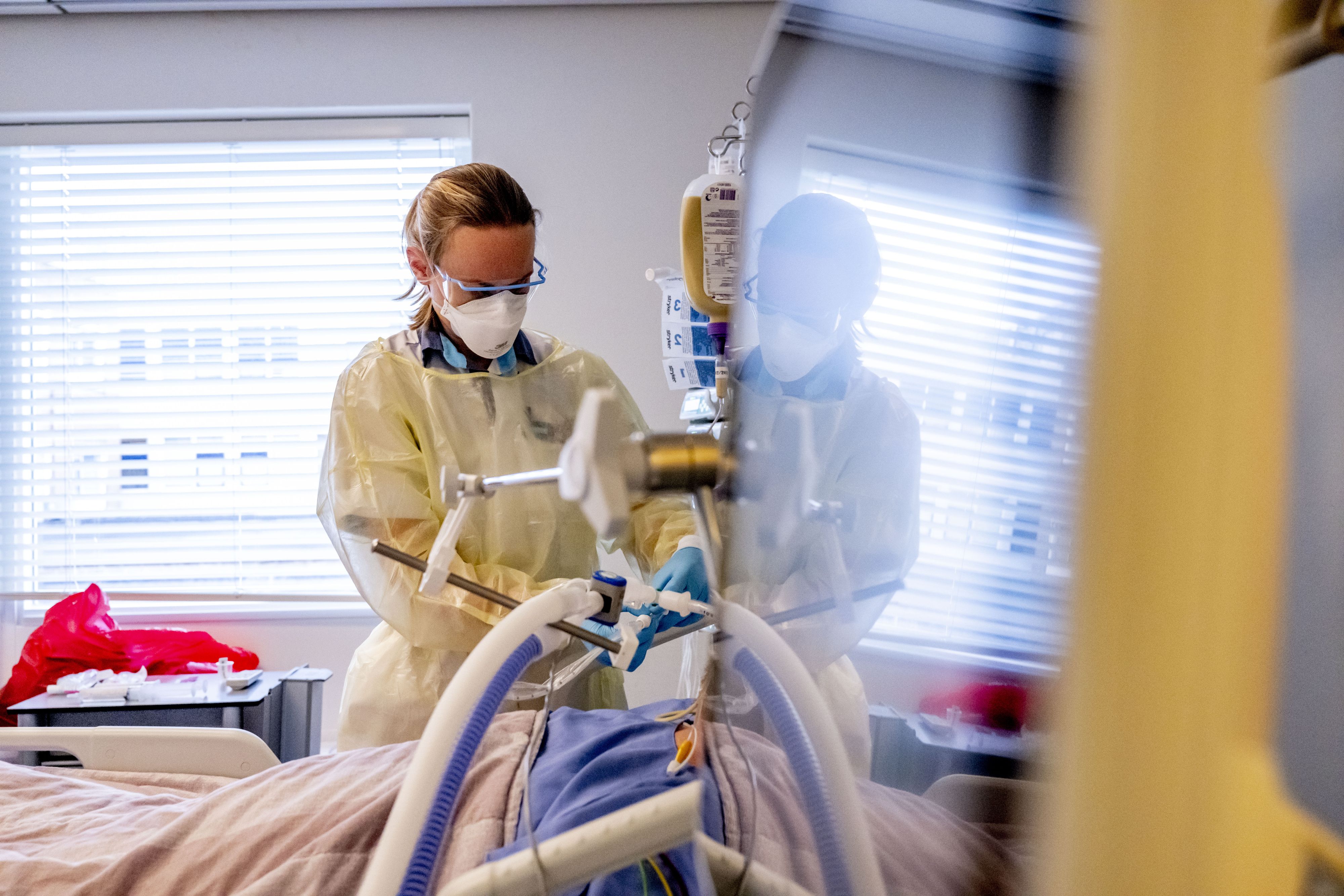 Download von www.picturedesk.com am 07.10.2022 (07:48).  ACT -- DIRKSLAND - Nurses treat a corona patient on the corona IC in the hospital. The crowds have decreased in hospitals despite infections rising rapidly due to omrikrom variant Many hospitals can catch up with normal care and operations again Robin Utrecht. - 20220202_PD4433 - Rechteinfo: Rights Managed (RM)