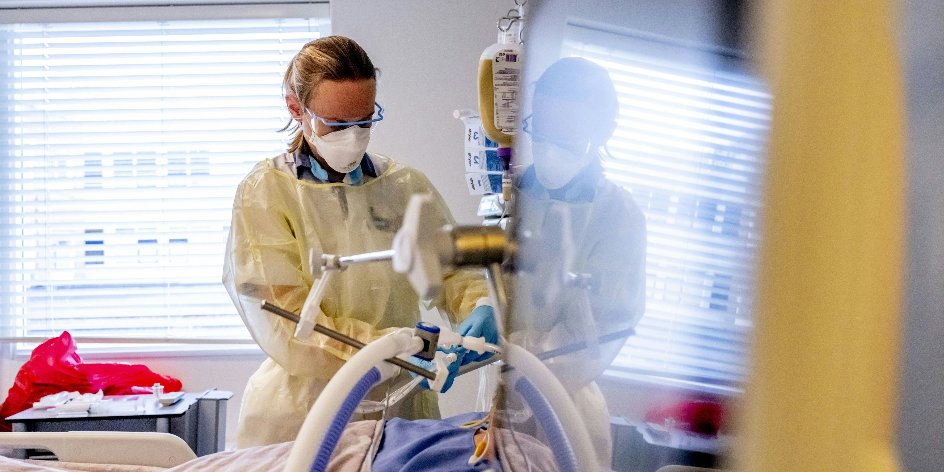 Download von www.picturedesk.com am 07.10.2022 (07:48).  ACT -- DIRKSLAND - Nurses treat a corona patient on the corona IC in the hospital. The crowds have decreased in hospitals despite infections rising rapidly due to omrikrom variant Many hospitals can catch up with normal care and operations again Robin Utrecht. - 20220202_PD4433 - Rechteinfo: Rights Managed (RM)
