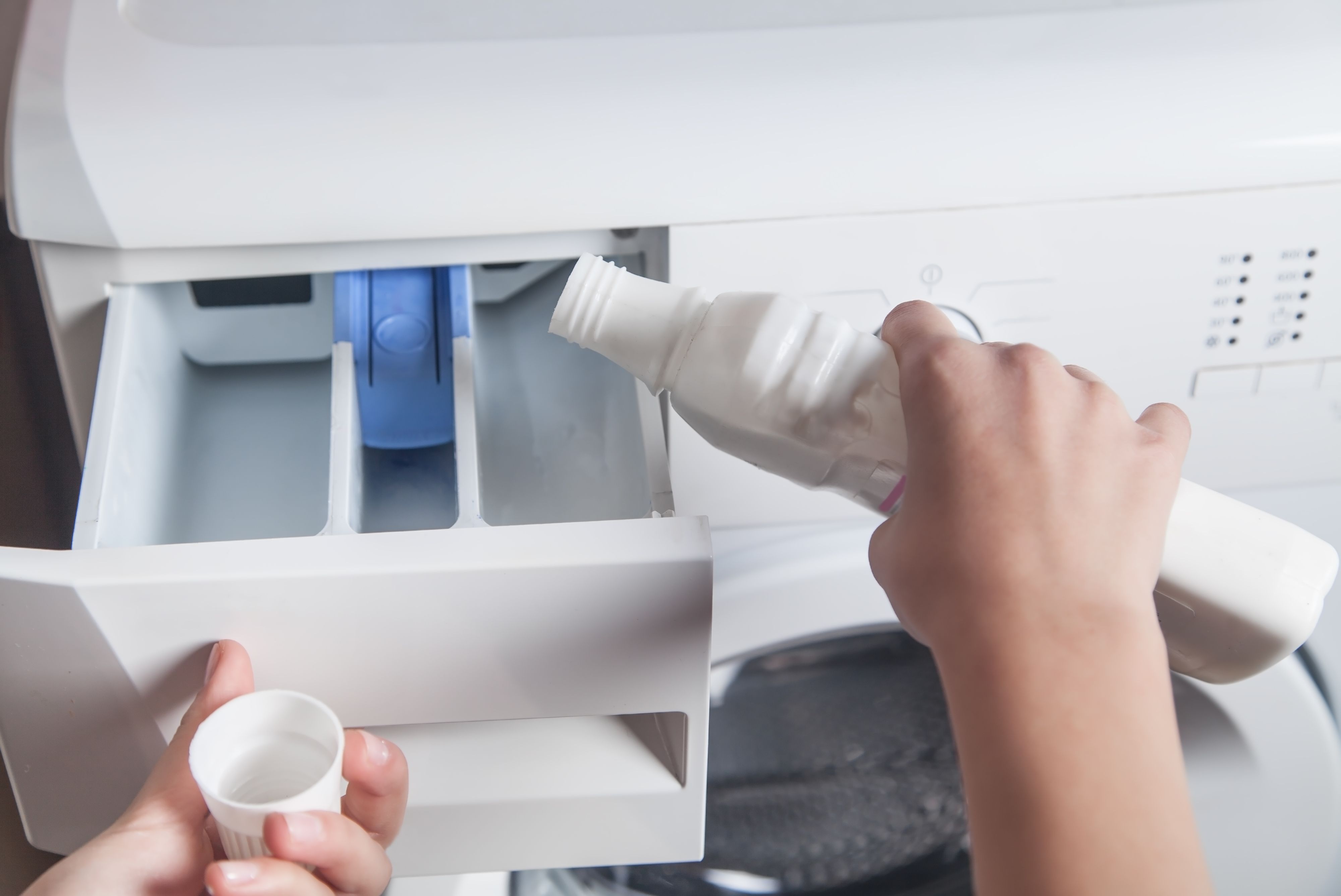 Wenn es doch nur immer so easy wäre: Bei einigen Maschinen ist sogar außen angeschrieben, was in welches Fach gehört. Meist hat es in diesen Fächern aber nur Nummern oder Symbole.