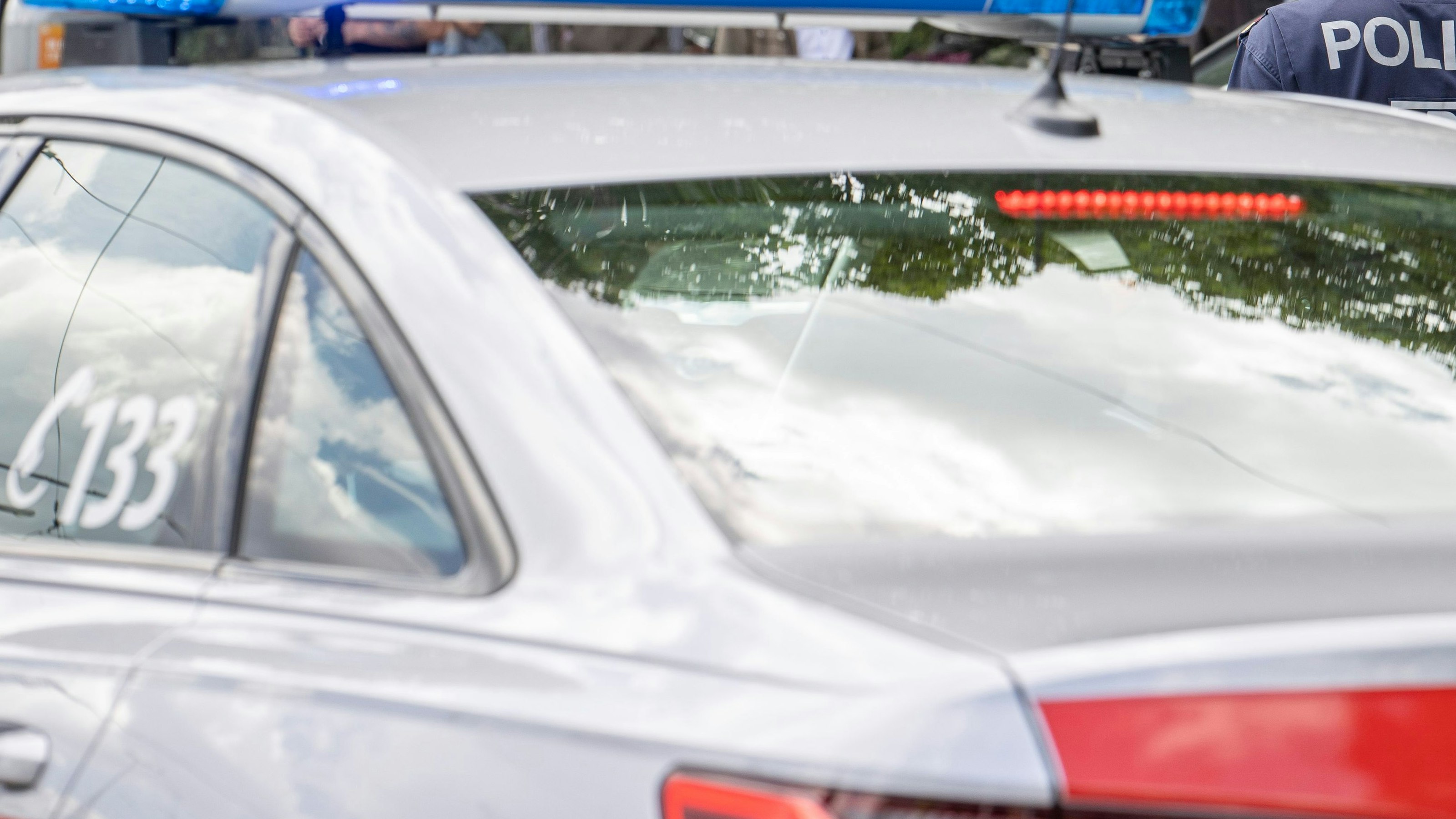 Download von www.picturedesk.com am 07.10.2022 (11:17).  Während einer Demonstration befindet sich die Wiener Polizei im Einsatz. Im Bild: Polizisten und Polizeifahrzeuge im Einsatz. Wien, Österreich. 28.05.2022 // Vienna police forces are in service during a demonstration. Picture: Police forces and vehicles. Vienna, Austria. May 28th, 2022 - 20220528_PD24593 - Rechteinfo: Rights Managed (RM)
