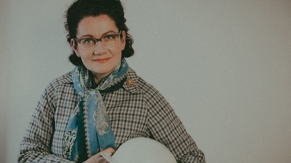 In der Rolle der Margarethe Ottillinger ist Schauspielerin Anita Zieher in der Inszenierung von Sandra Schüddekopf auf der Bühne zu sehen.