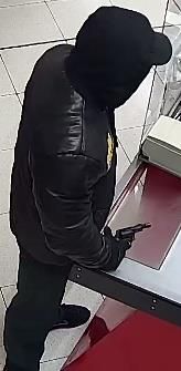 Der Maskierte bedrohte die Angestellten mit einer Pistole.