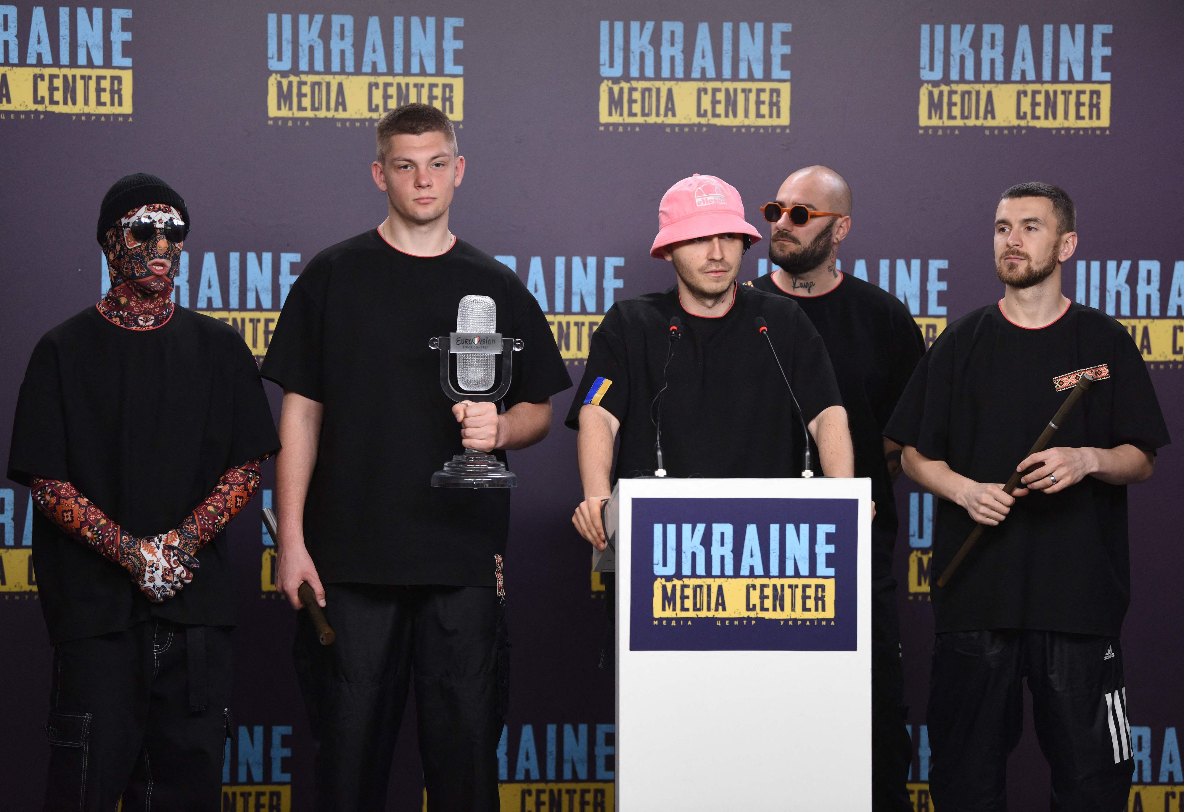 Download von www.picturedesk.com am 07.10.2022 (21:42).  Oleh Psiuk (C),and members of Ukraine's Kalush Orchestra, winners of the Eurovision Song Contest attends a press conference in the western Ukrainian city of Lviv, on May 17, 2022. (Photo by Yuriy Dyachyshyn / AFP) - 20220517_PD3932 - Rechteinfo: Rights Managed (RM) Nur für redaktionelle Nutzung! Werbliche Nutzung erfordert Freigabe: bitte schicken Sie uns eine Anfrage.