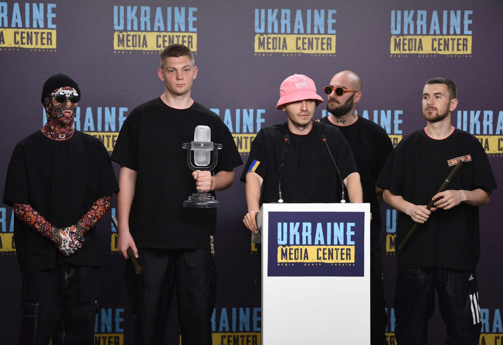 Oleh Psiuk (C) und Mitglieder des ukrainischen "Kalush Orchestra", die Gewinner des Eurovision Song Contest 2022.