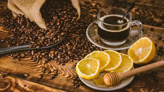 Getrennt bringen dir Kaffee und Zitronen ihre eigenen gesundheitlichen Vorteile. Wenn beide Lebensmittel kombiniert werden darfst du dich auf eine ganz spezielle Kombination gefasst machen.