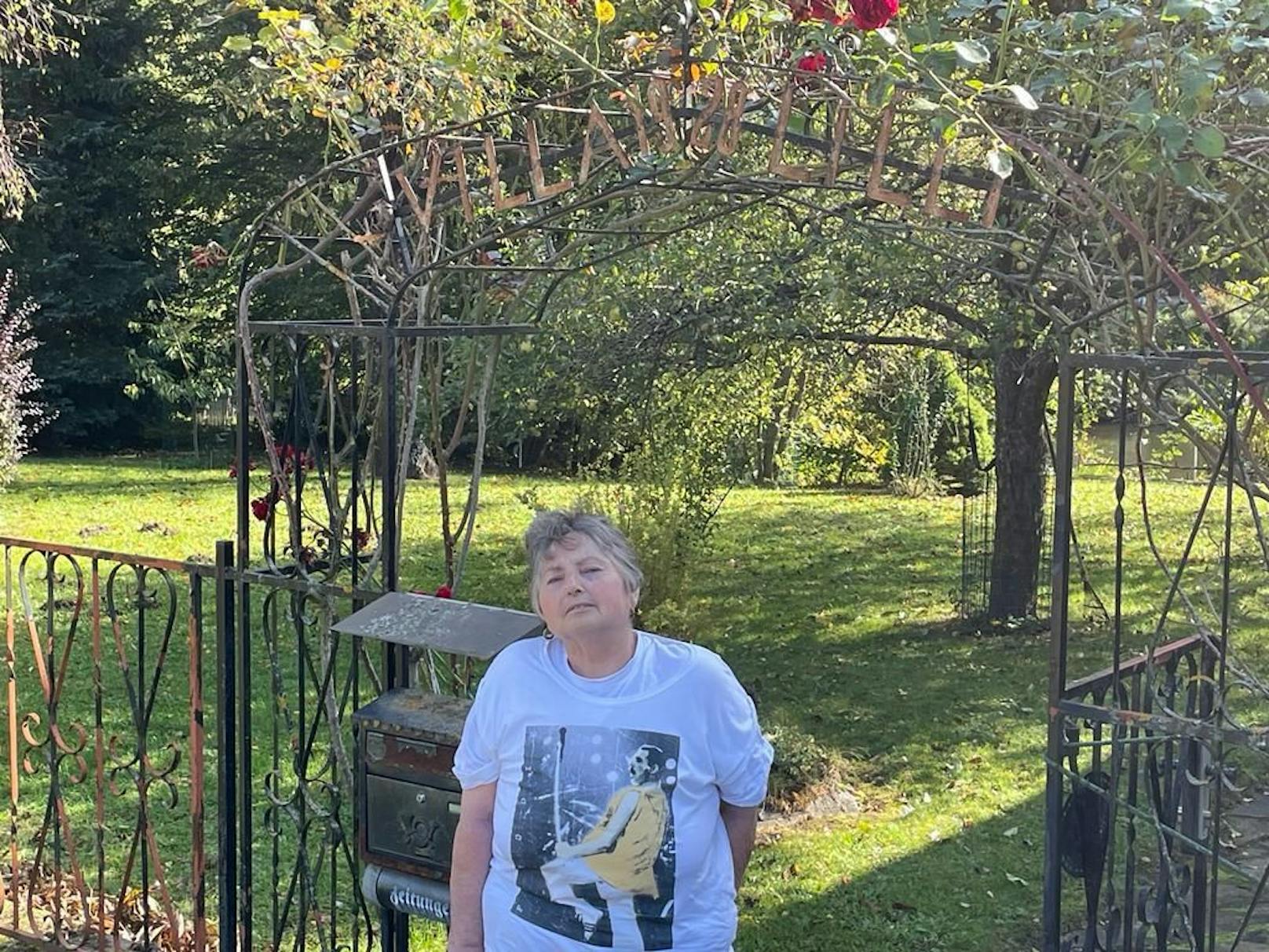 Jana C. (71) zu Hause im Waldviertel - natürlich mit Mercury-Shirt