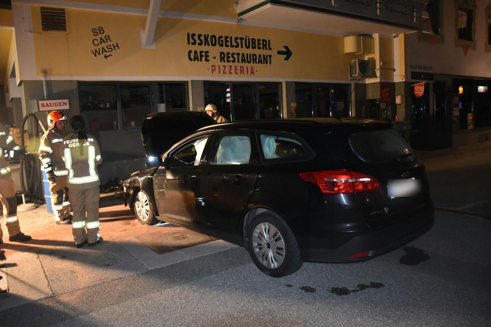 Ein Pkw mit zwei Insassen krachte in der Nacht auf Samstag mit voller Wucht gegen die Mauer bei einer Tankstelle in Gerlos.