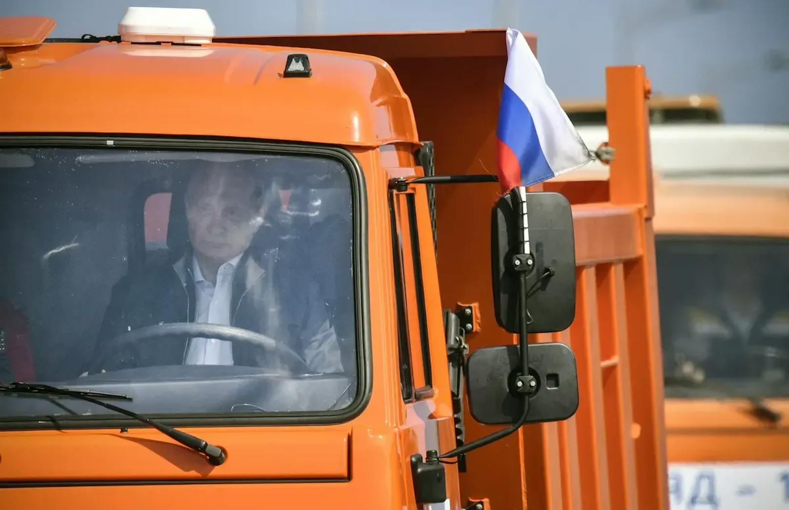 Putin fuhr bei der Eröffnung als Erster über die Brücke.