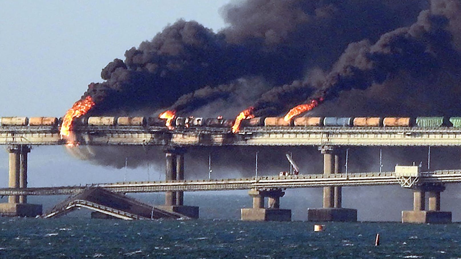 Das Feuer auf der Krim-Brücke ist nach Angaben der russischen Behörden durch die Explosion einer Autobombe ausgelöst worden. 