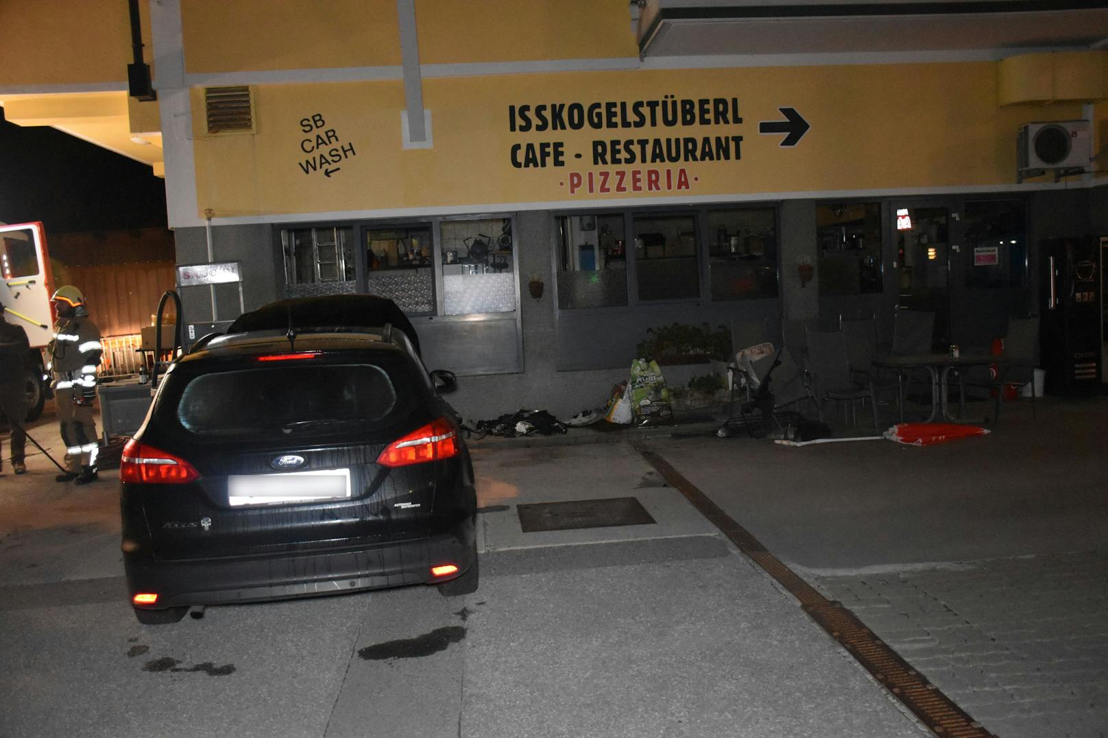 Ein Pkw mit zwei Insassen krachte in der Nacht auf Samstag mit voller Wucht gegen die Mauer bei einer Tankstelle in Gerlos.