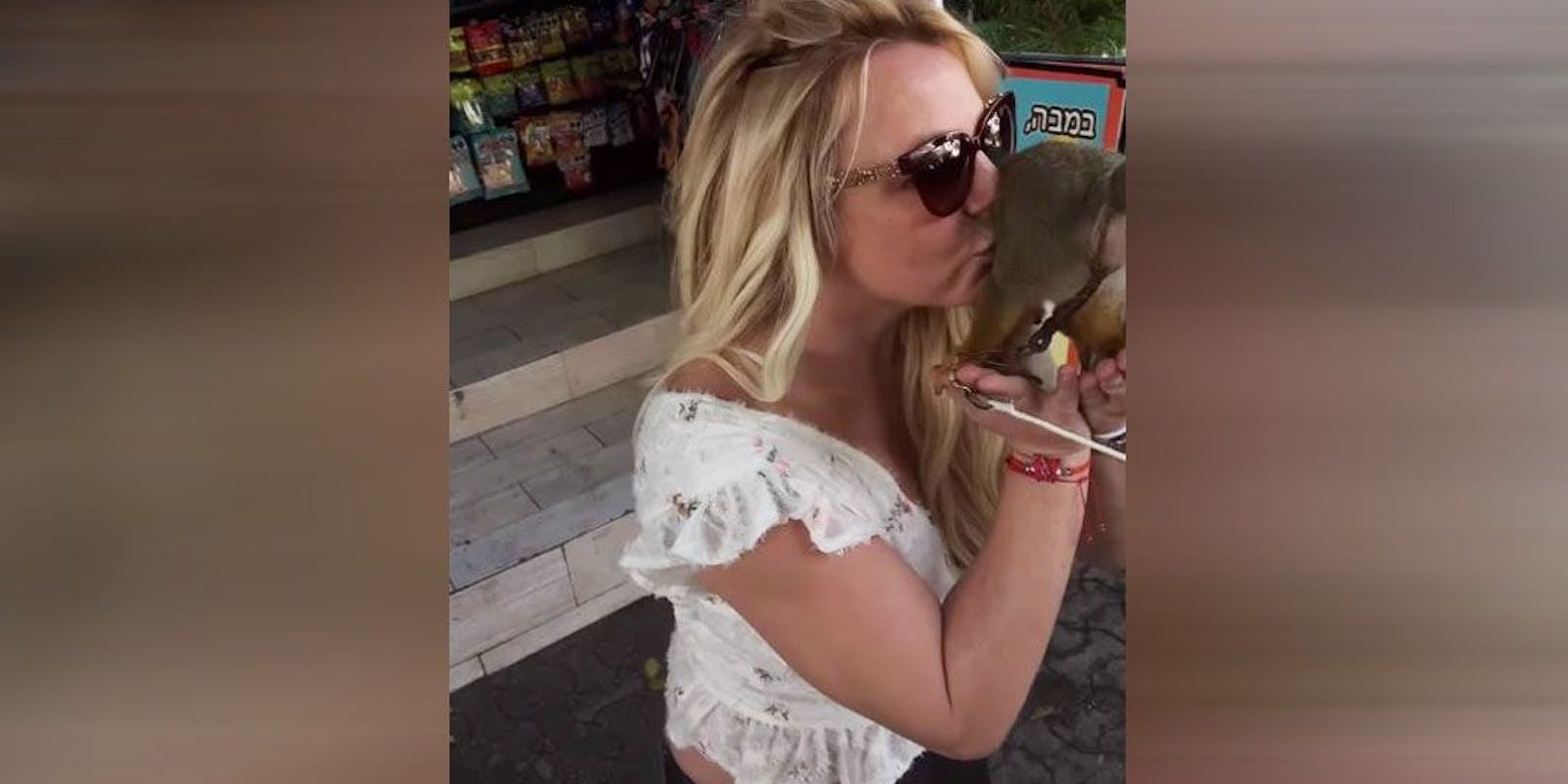 Britney Spears küsst einen Affen.