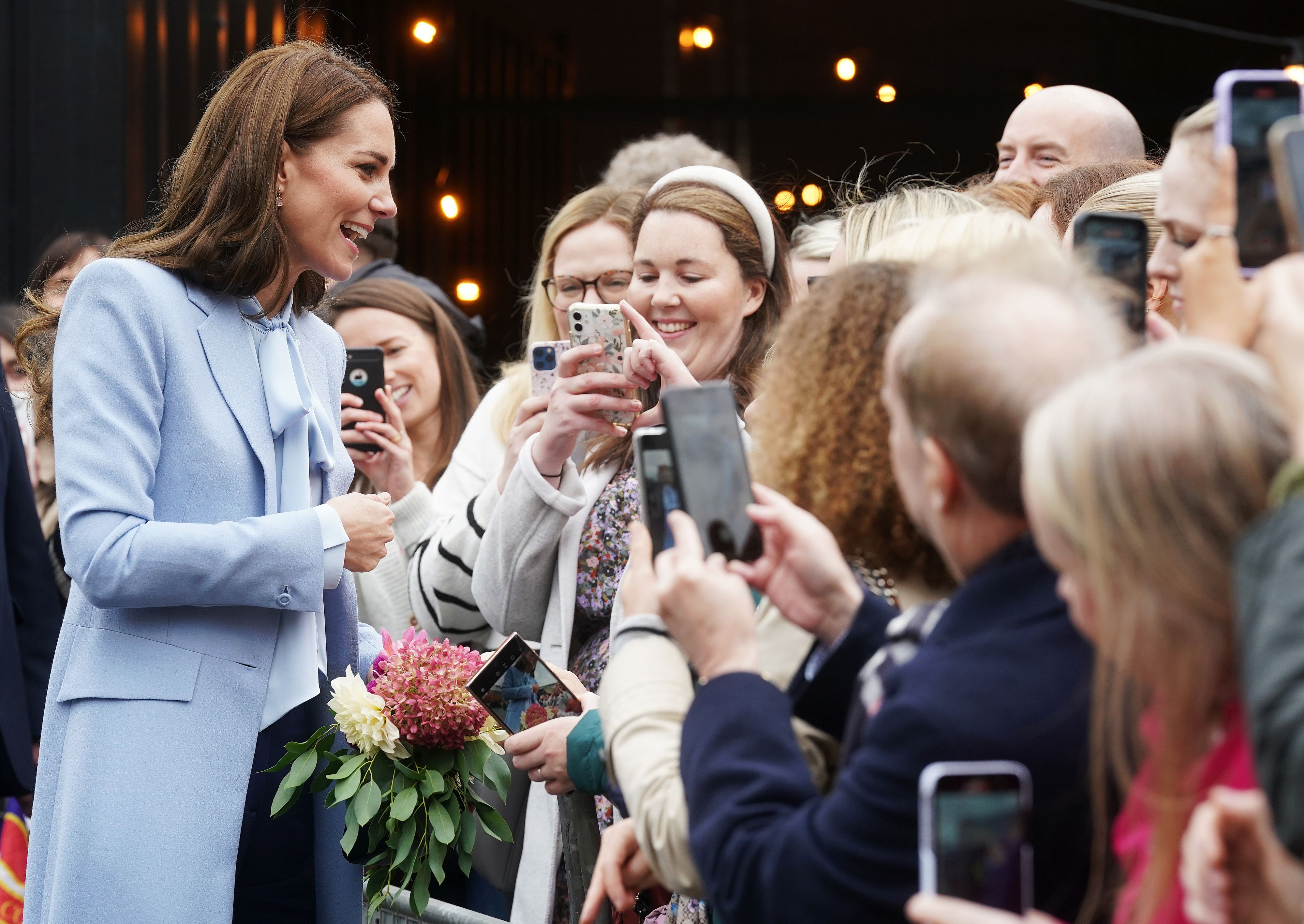 Hier plaudert Prinzessin Kate mit den Royal-Fans in Nordirland.