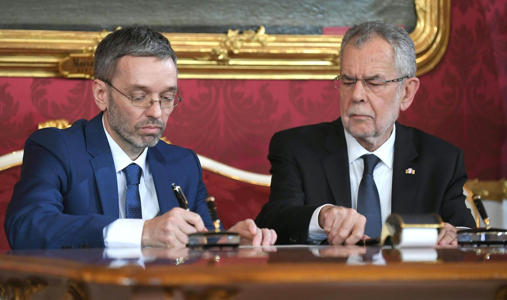 Herbert Kickl (FPÖ) und Bundespräsident Alexander Van der Bellen im Rahmen der Angelobung der ÖVP-FPÖ-Bundesregierung 2017.