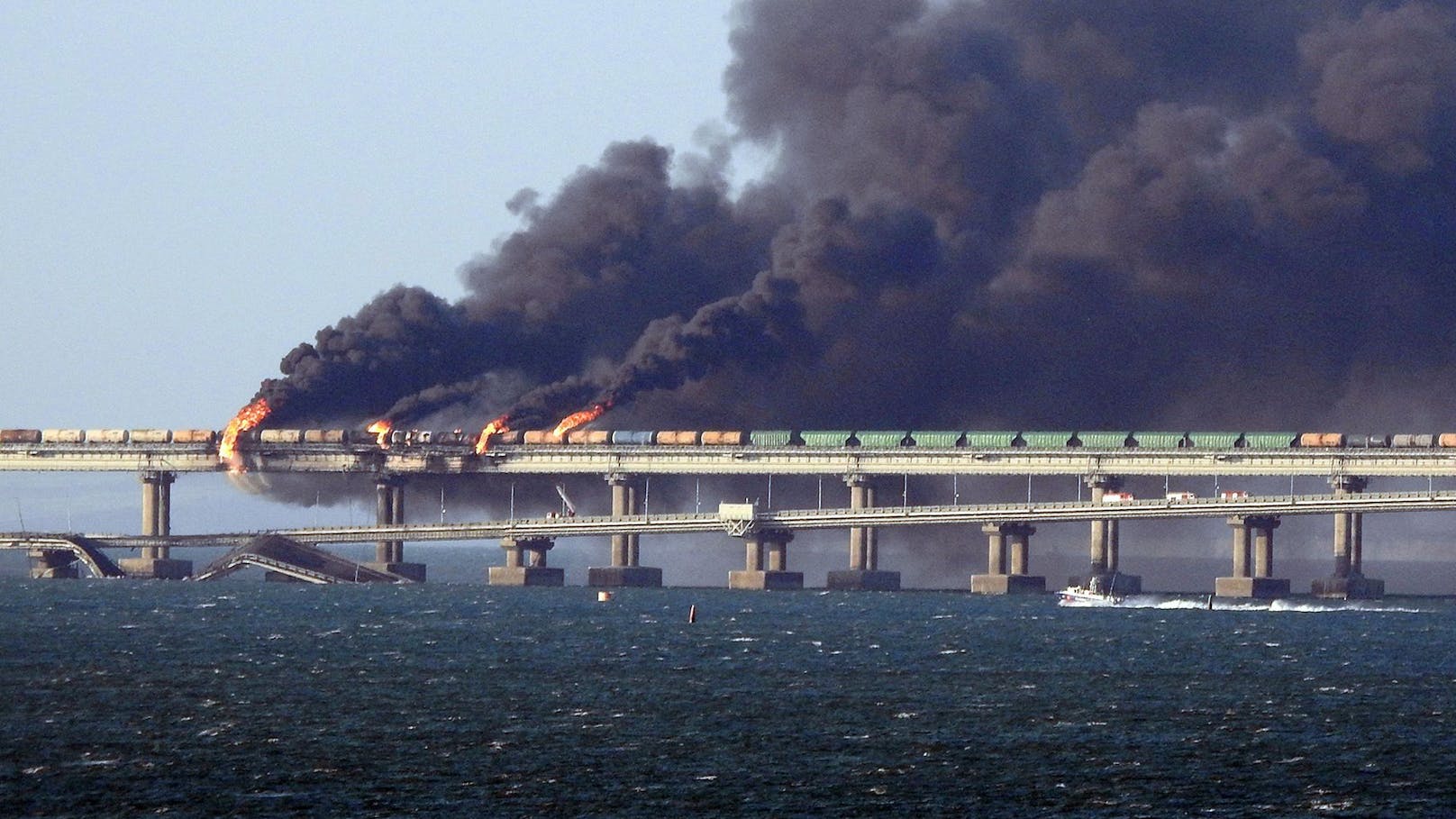 Ein schwerer Brand auf der Krimbrücke soll von einer Autobombe entfacht worden sein.