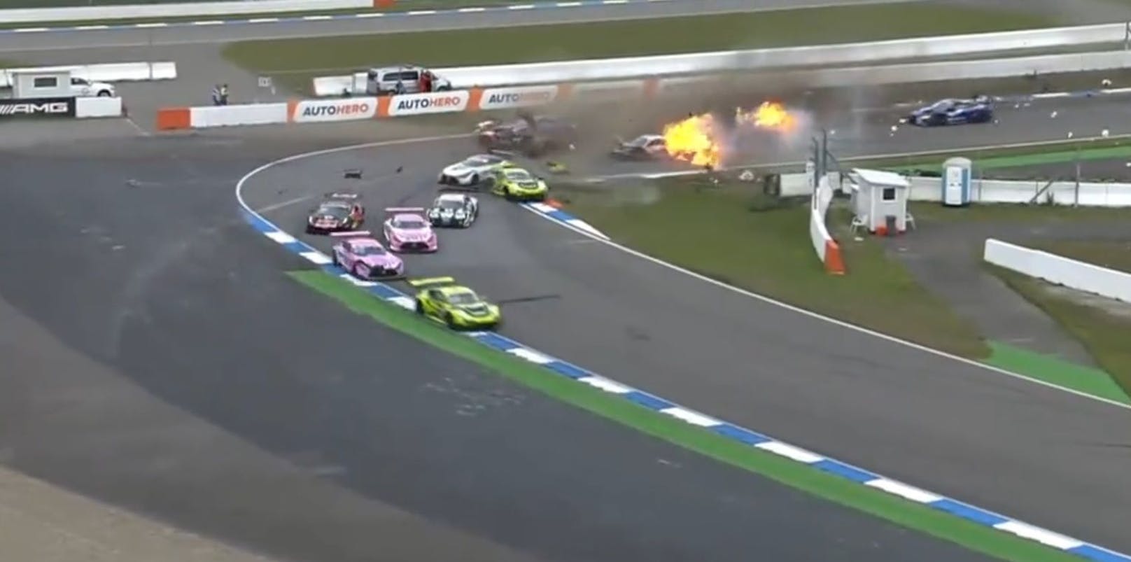 Der Wagen von DTM-Fahrer Dennis Olsen ging in Feuer auf.