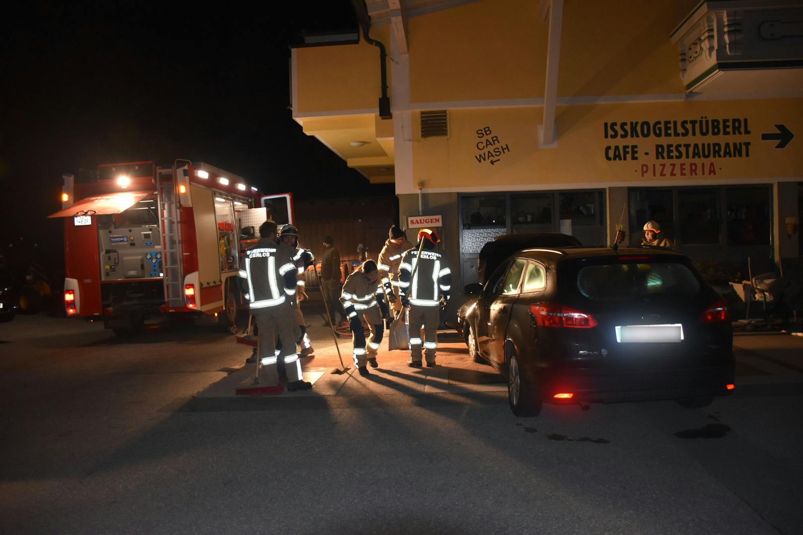 Ein Pkw mit zwei Insassen krachte in der Nacht auf Samstag mit voller Wucht gegen die Mauer bei einer Tankstelle in Gerlos.