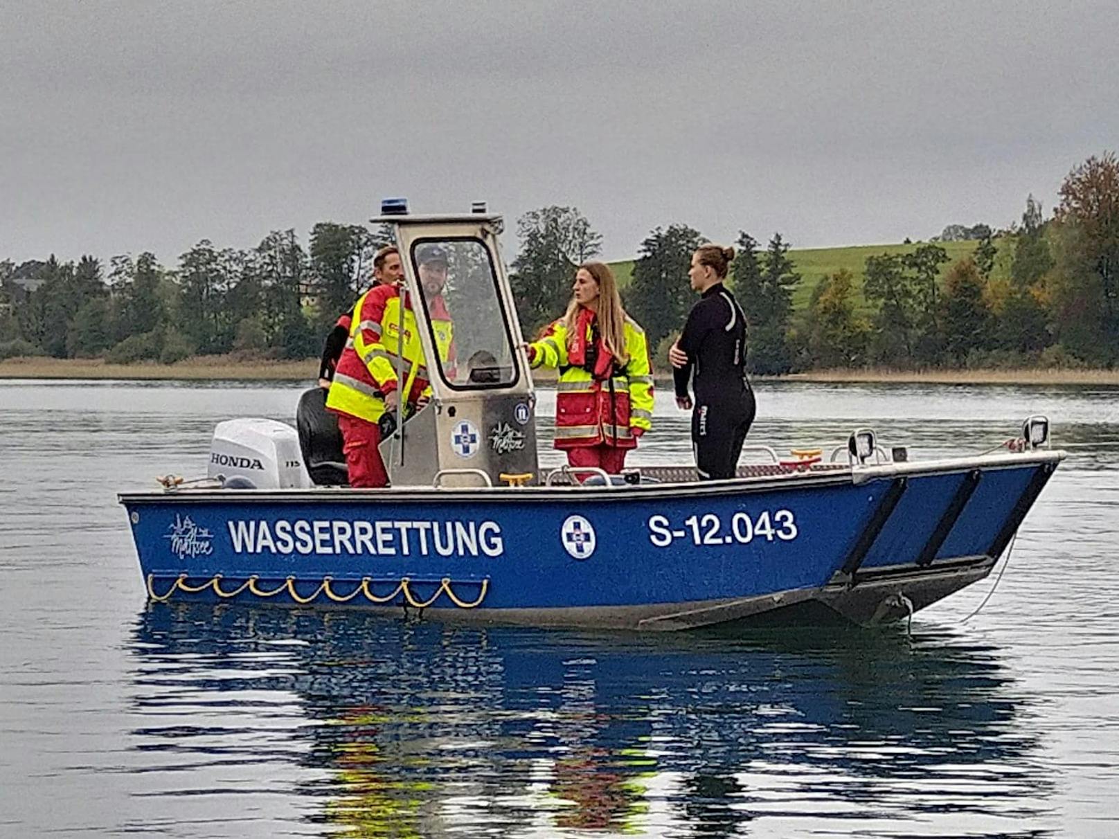 Großeinsatz am Mattsee: Ein Ausflugsschiff mit 45 Personen ist in Seenot geraten.