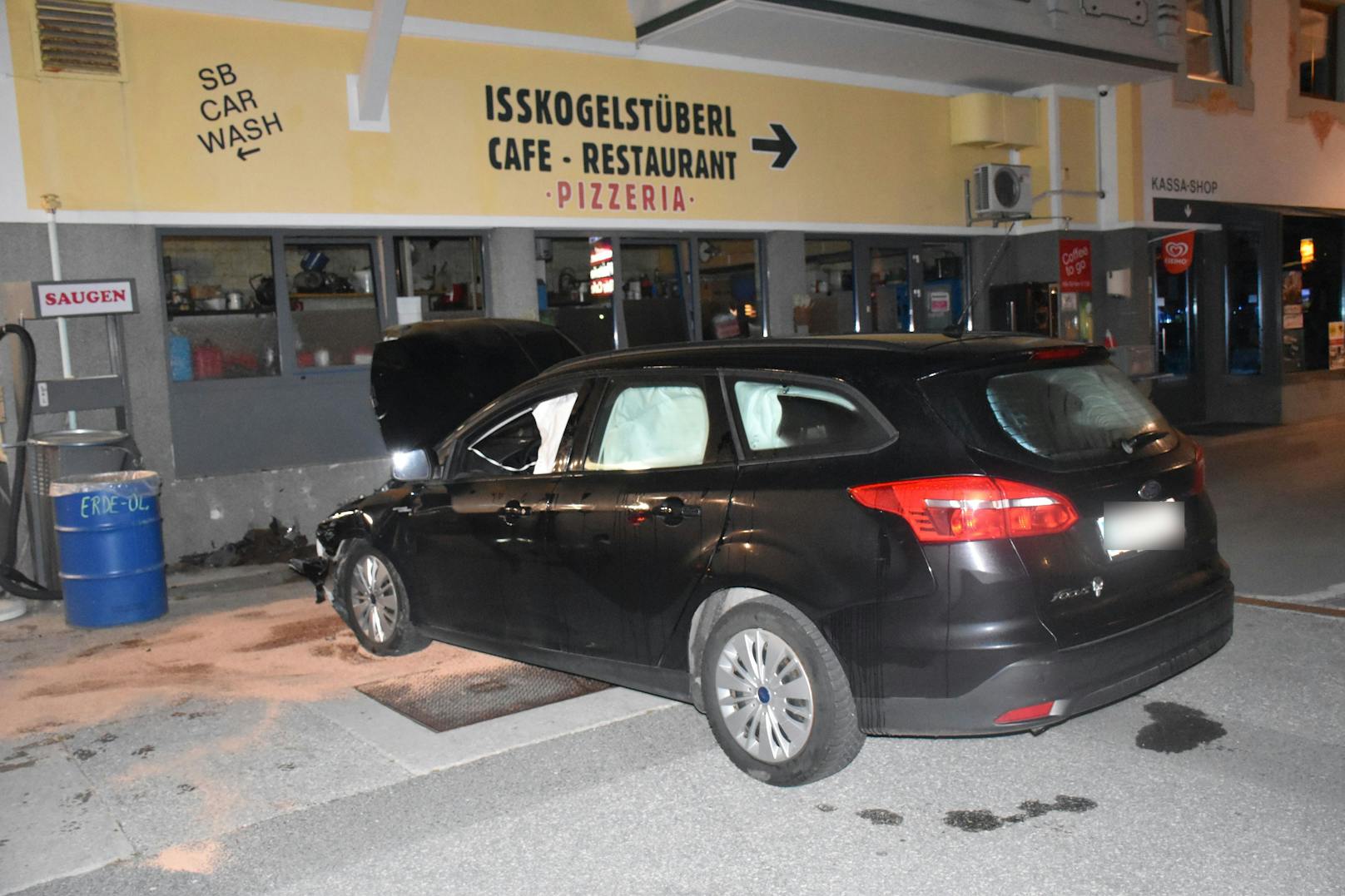 Ein Pkw mit zwei Insassen krachte in der Nacht auf Samstag mit voller Wucht gegen die Mauer bei einer Tankstelle in Gerlos.