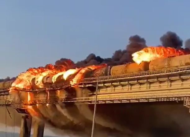 Ein schwerer Brand auf der Krimbrücke soll von einer Autobombe entfacht worden sein.