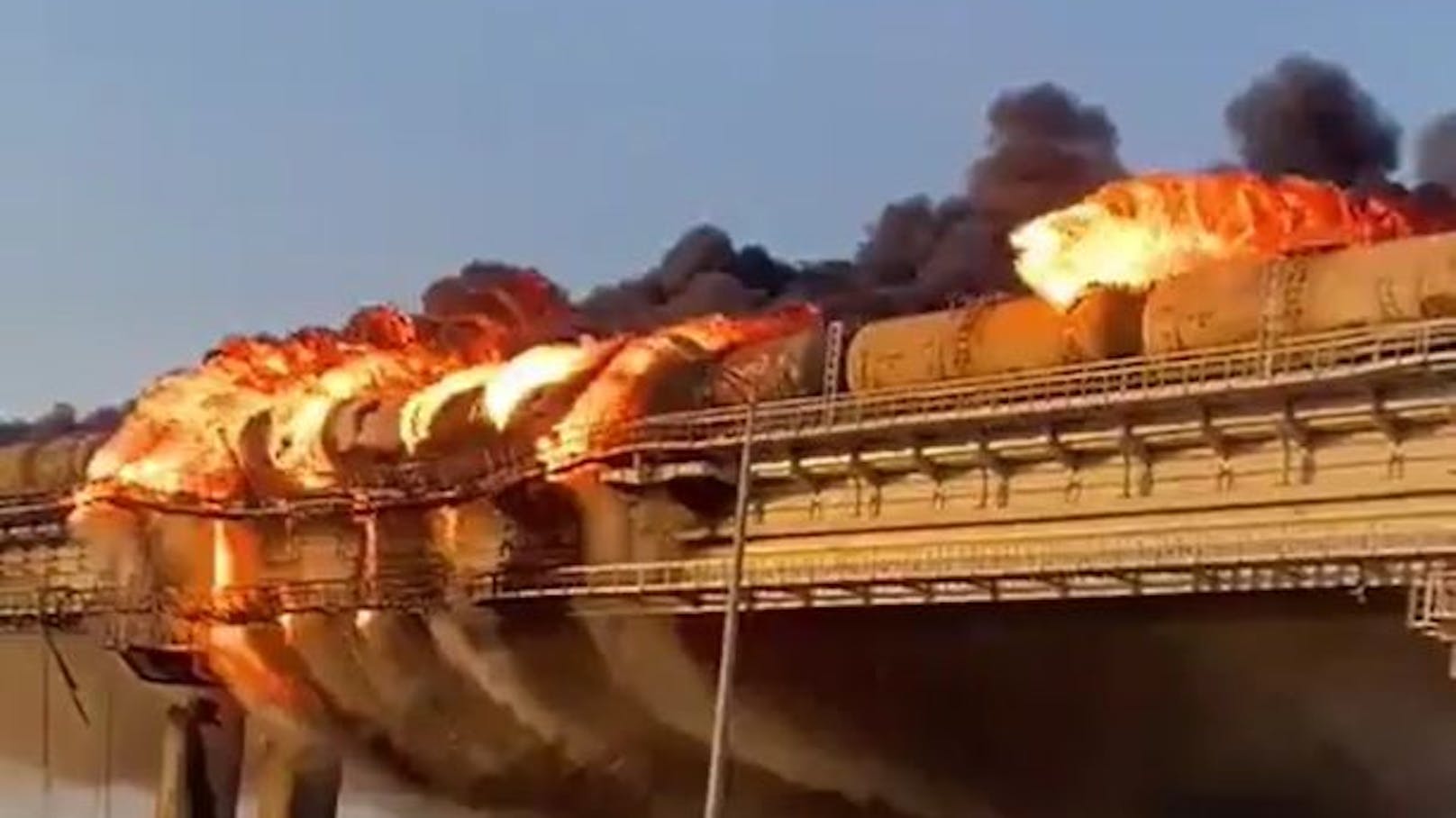 Ein schwerer Brand auf der Krimbrücke soll von einer Autobombe entfacht worden sein.