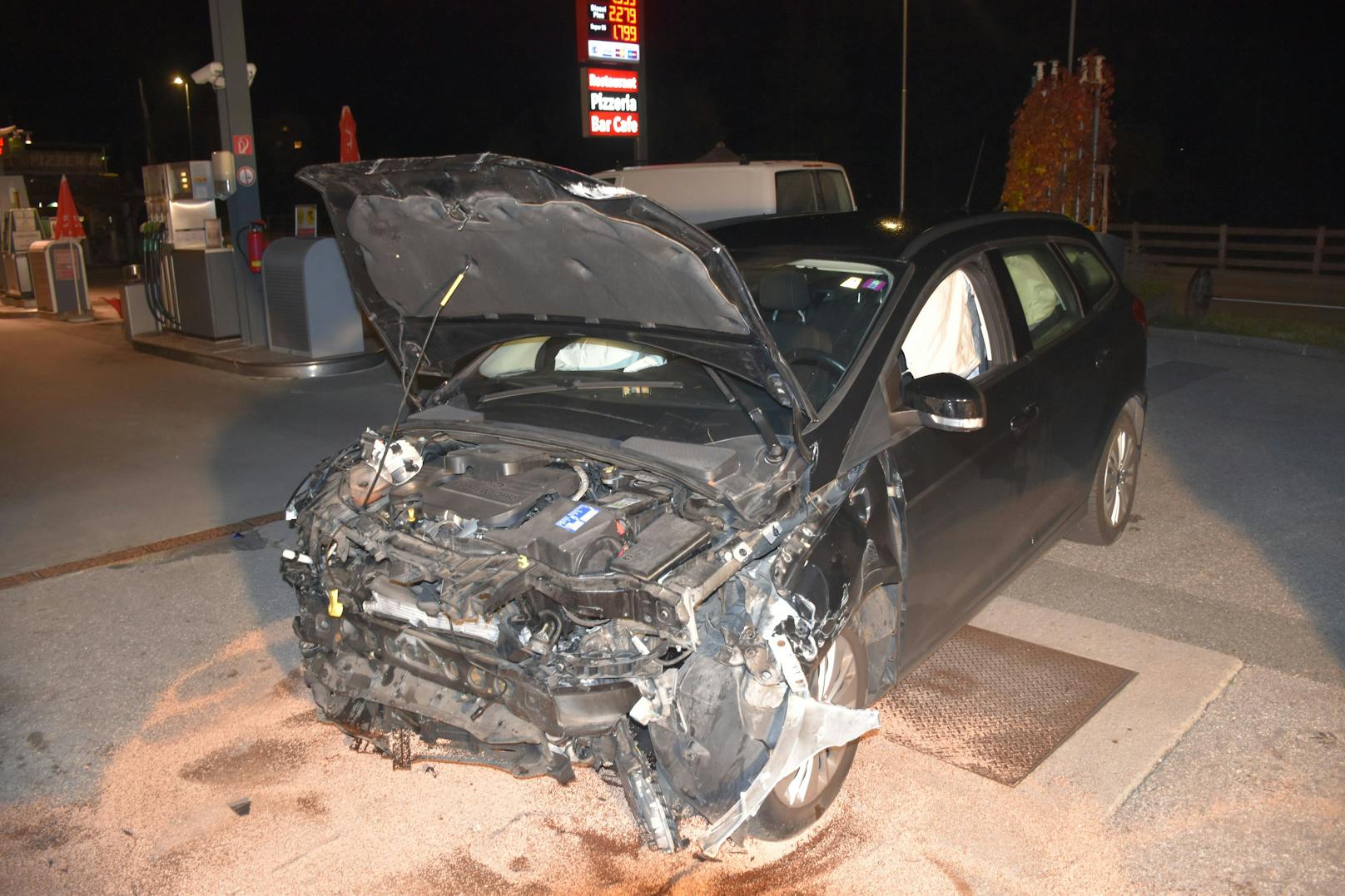 Ein Pkw mit zwei Insassen krachte in der Nacht auf Samstag mit voller Wucht gegen die Mauer bei einer Tankstelle in Gerlos.