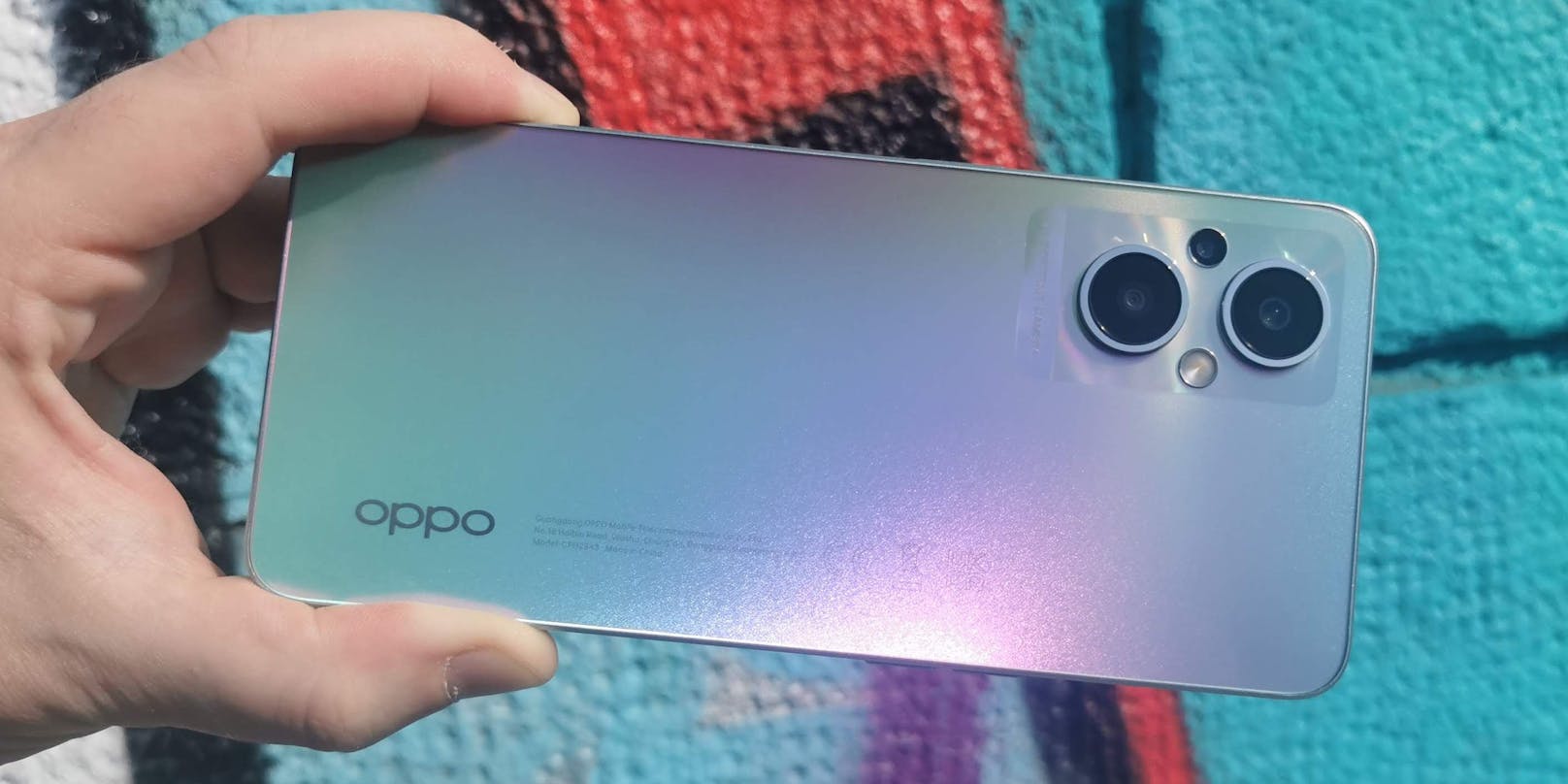 Schon beim Design hebt es sich von anderen Smartphones ab: Das Oppo Reno9 Lite im "Heute"-Test.
