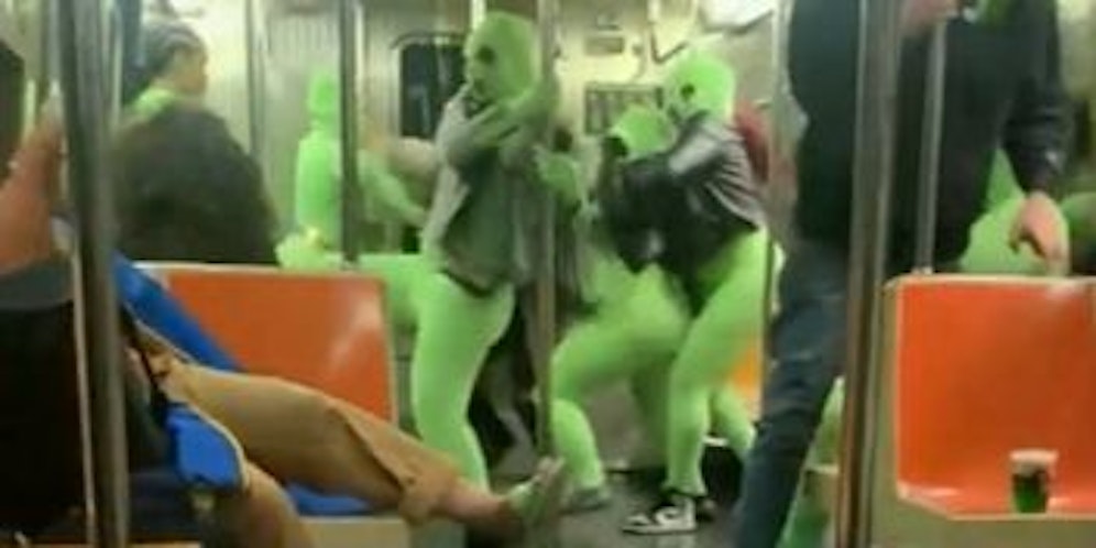 Frauengang in grünen Anzügen überfällt zwei 19-jährige Frauen in der U-Bahn.