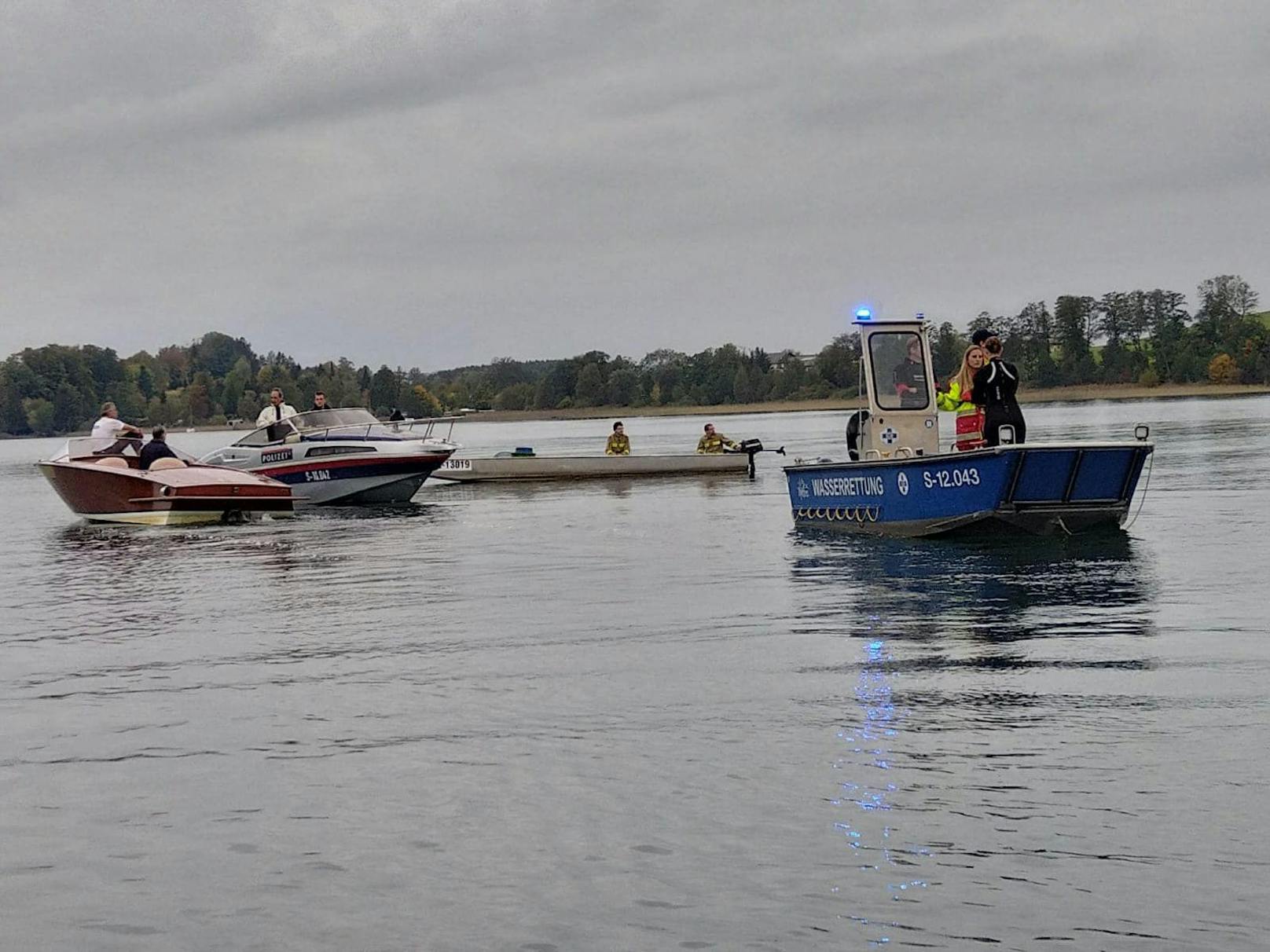 Großeinsatz am Mattsee: Ein Ausflugsschiff mit 45 Personen ist in Seenot geraten.