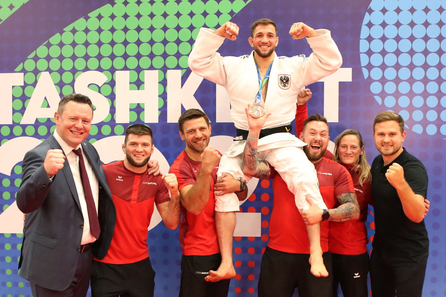 Shamil Borchashvili jubelt mit dem Team über WM-Bronze.