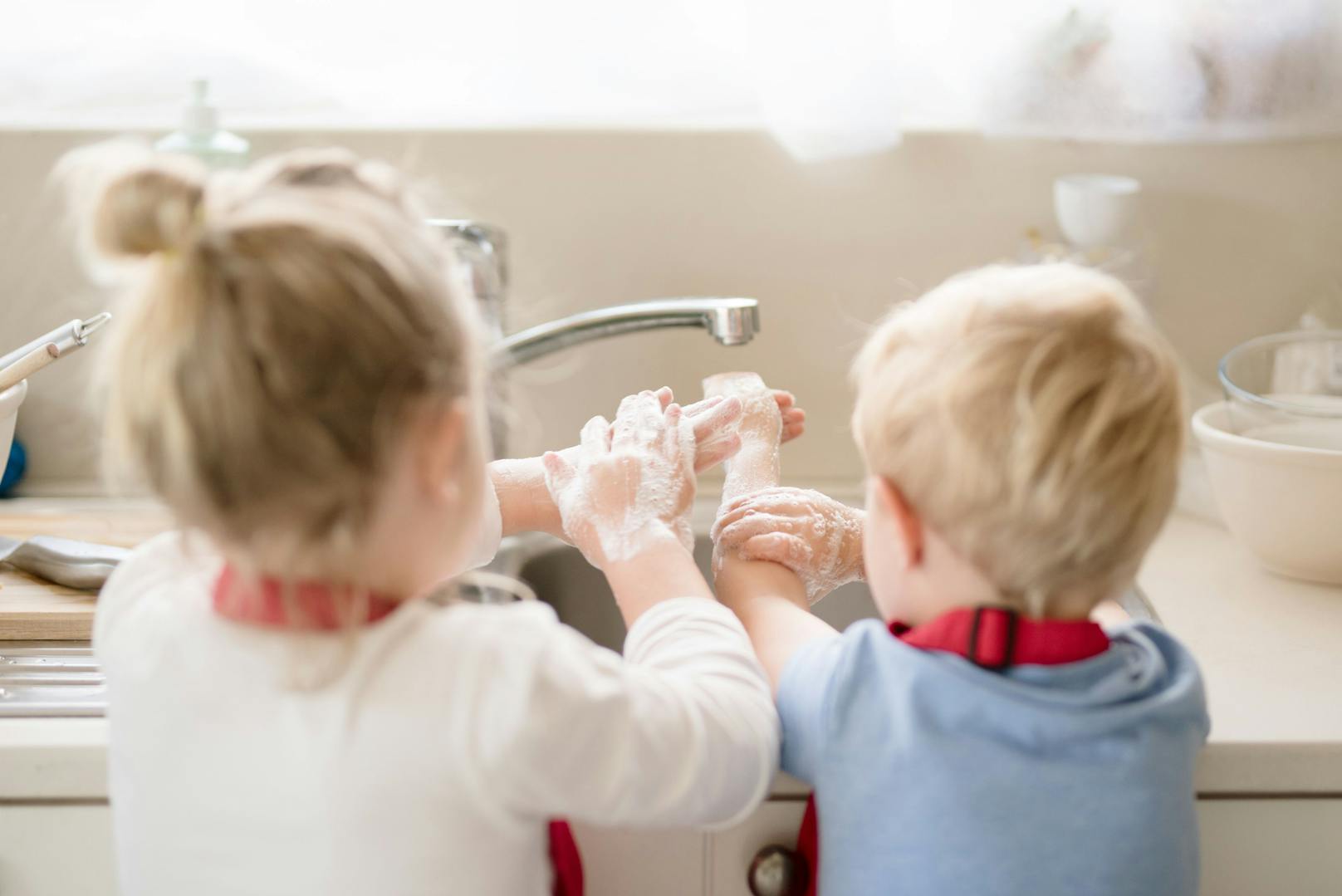 In Kindergärten und Schulen gibt es zum Händewaschen nur kaltes Wasser (Symbolbild).