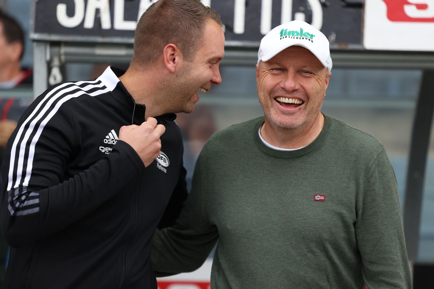 Thomas Silberberger (r.) im Gespräch mit einem Unparteiischen.