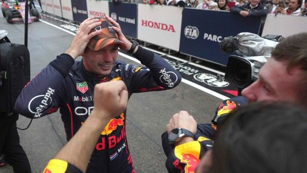 Während des Interviews wird Verstappen zum Weltmeister.