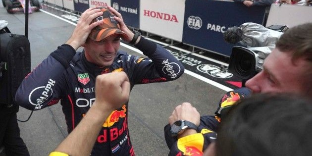 Während des Interviews wird Verstappen zum Weltmeister.