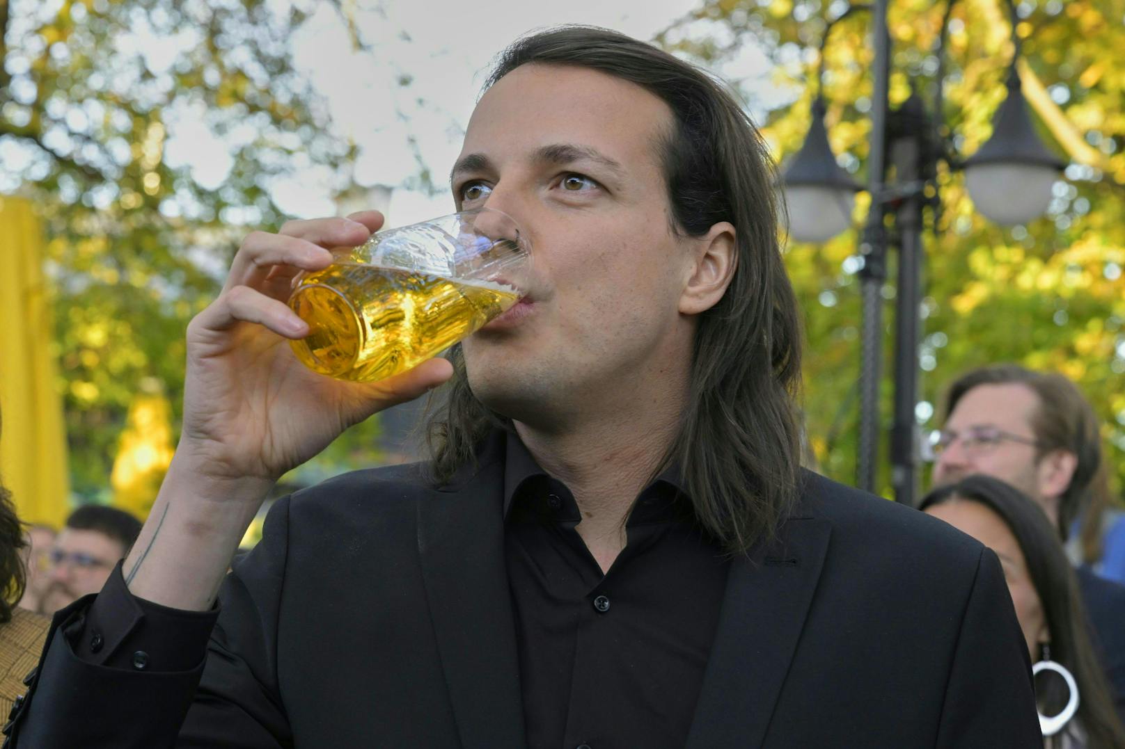 Bierparteichef Dominik Wlazny freut sich über sein Wahlergebnis - und darf nun auf ein Bier mit Van der Bellen gehen.