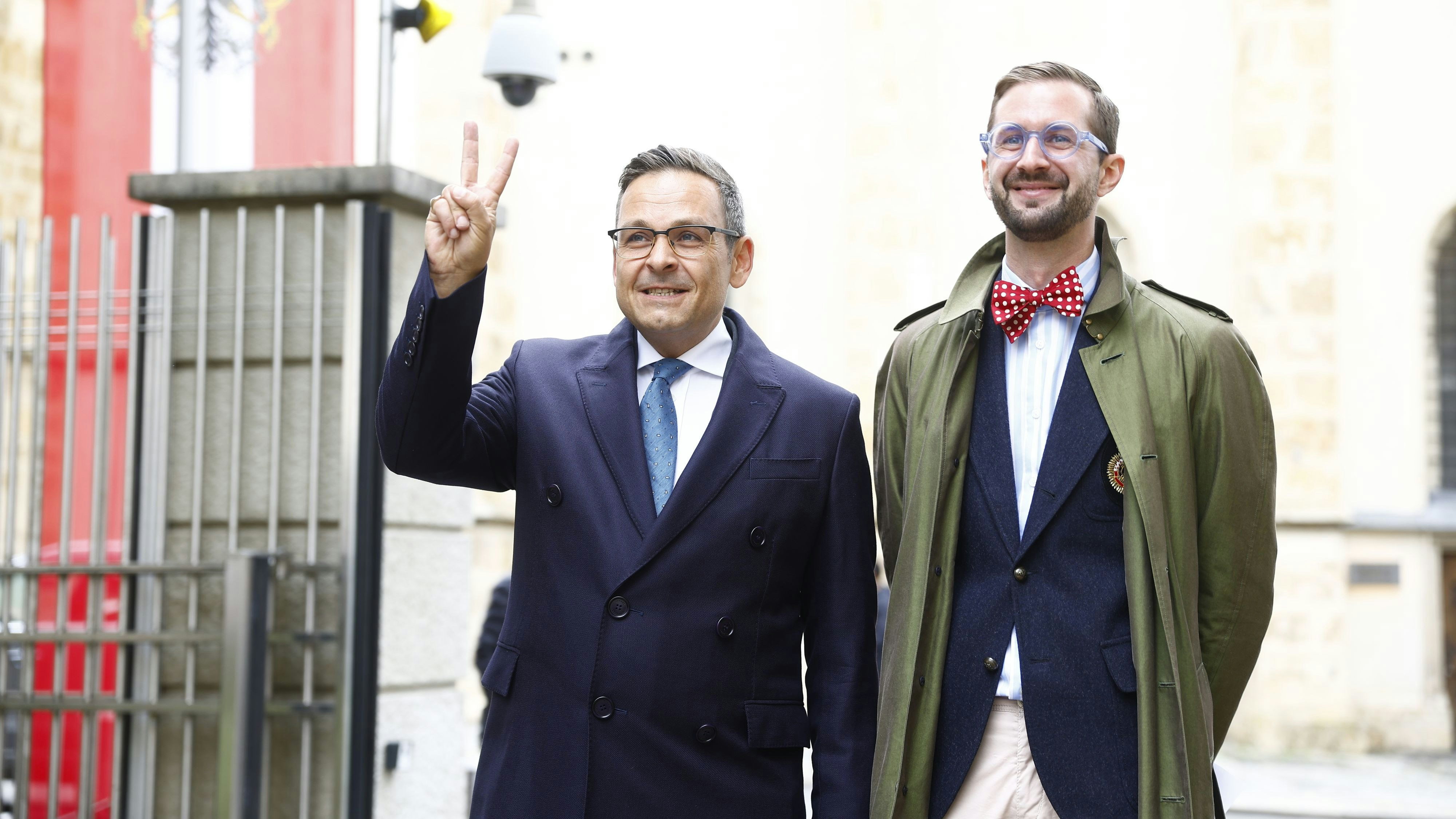 Gerald Grosz mit seinem Ehemann Thomas bei der Stimmabgabe in Graz