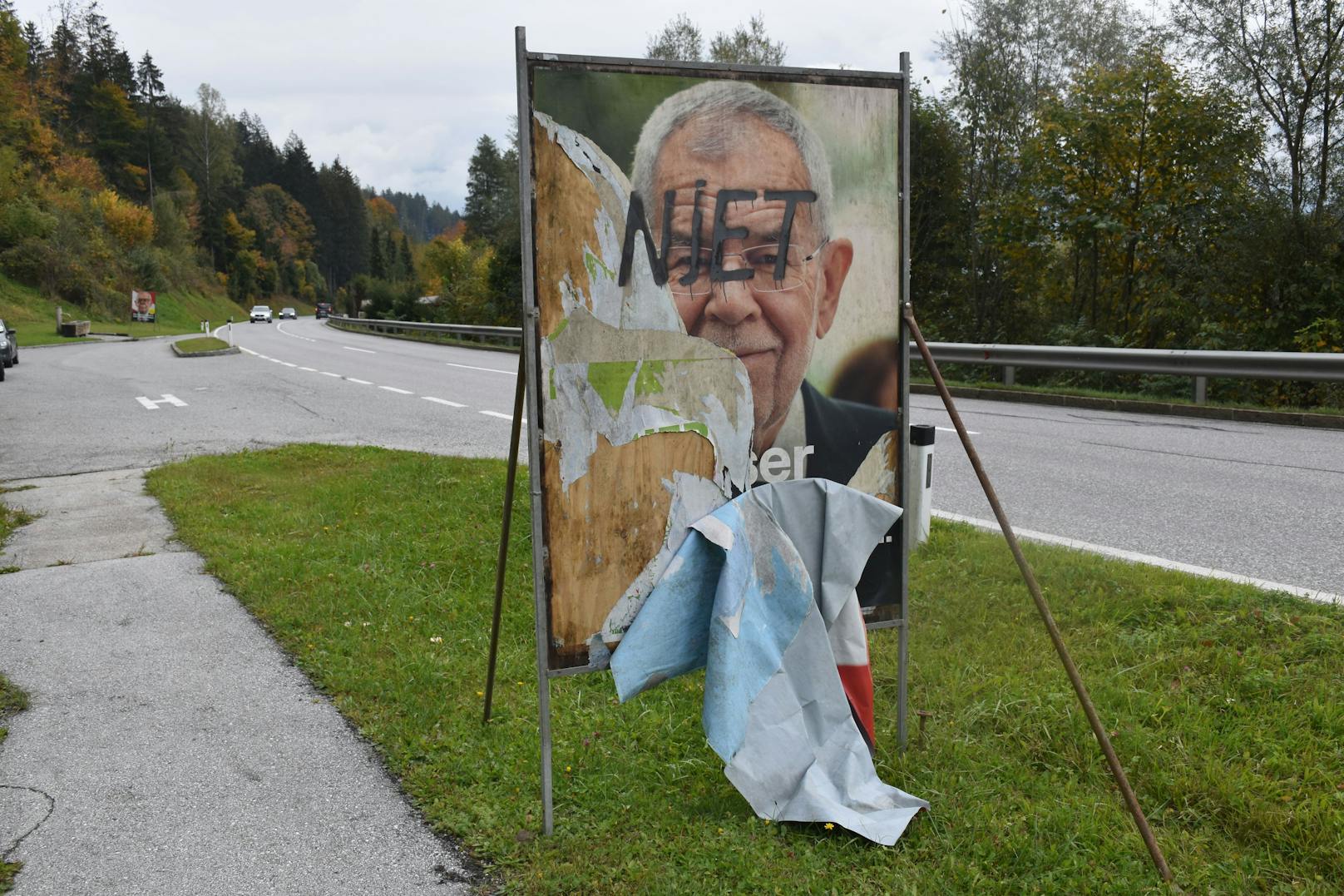 Vandalen zerstörten Plakate von Van der Bellen in Tirol
