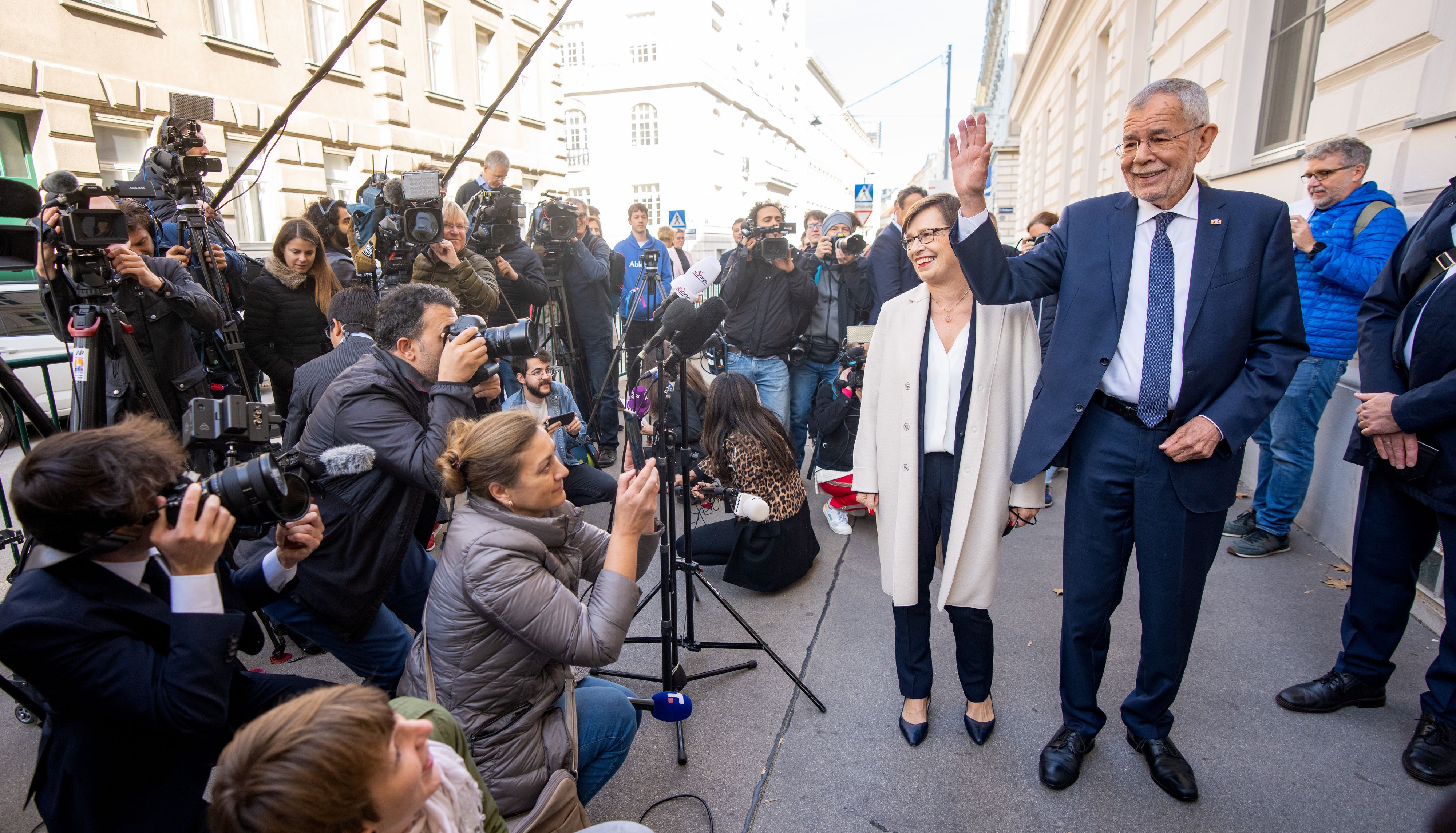 Download von www.picturedesk.com am 09.10.2022 (17:08).  ABD0074_20221009 - WIEN - ÖSTERREICH: Bundespräsidentschfatskandidat Alexander Van der Bellen und Doris Schmidauer am Sonntag, 09. Oktober 2022, anl. der Stimmabgabe zur Bundespräsidentenwahl in Wien. - FOTO: APA/GEORG HOCHMUTH - 20221009_PD3724 - Rechteinfo: Rights Managed (RM)