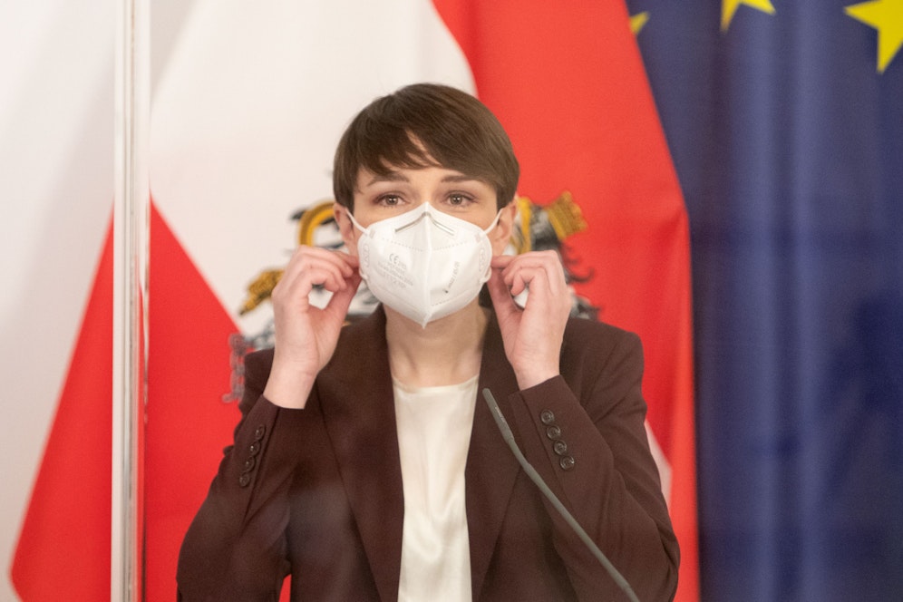 Die Klubobfrau der Grünen, Sigi Maurer, kündigt nach dem Wahlsieg von Alexander Van der Bellen die Rückkehr der Maskenpflicht an.