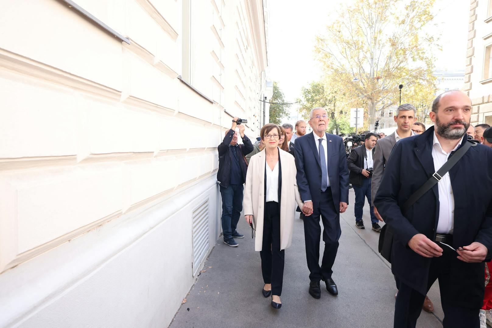 Bundespräsident Alexander Van der Bellen und seine Frau Doris Schmidauer am Weg zur Stimmabgabe.