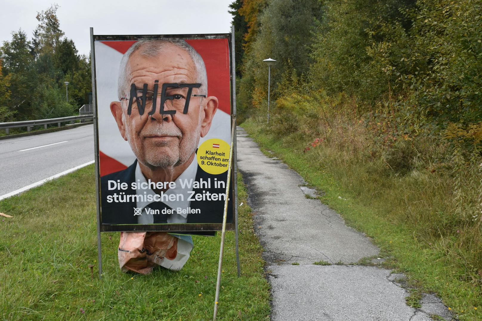 Unbekannter Täter haben Wahlplakate vom amtierenden Bundespräsidenten bei der Bushaltestelle in Wiesing entlang der B181 Achensee Bundesstraße beschmiert.
