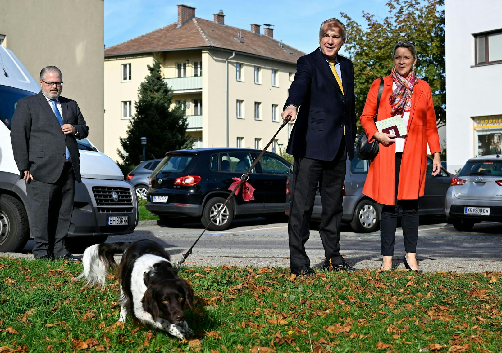FPÖ-Kandidat Walter Rosenkranz hat seine Stimme kurz nach 10 Uhr gemeinsam mit seiner Ehefrau in einer Pfarre in Krems abgegeben.