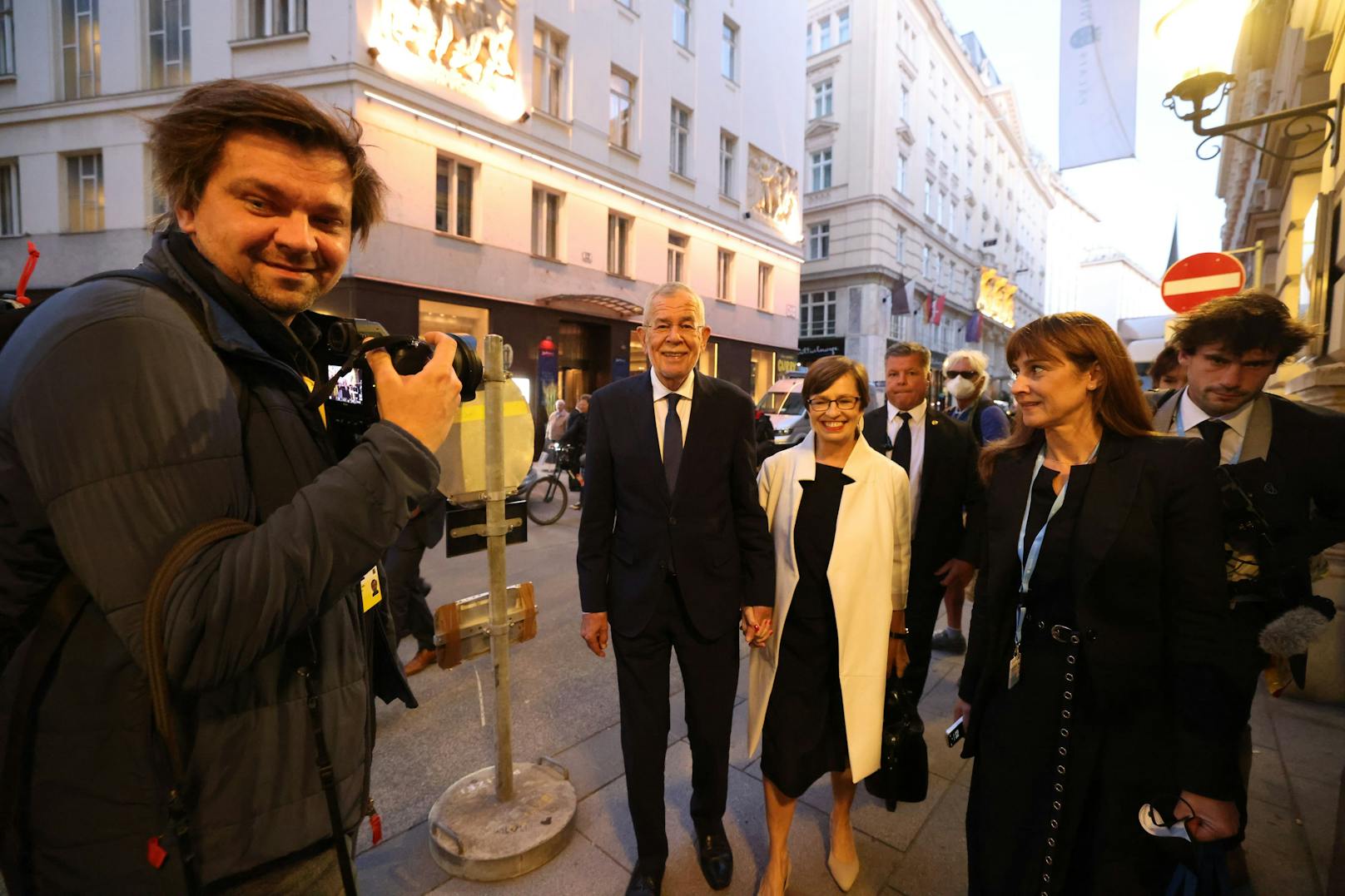 Der Bundespräsident betritt mit seiner Frau Doris Schmidauer das Medienzentrum.