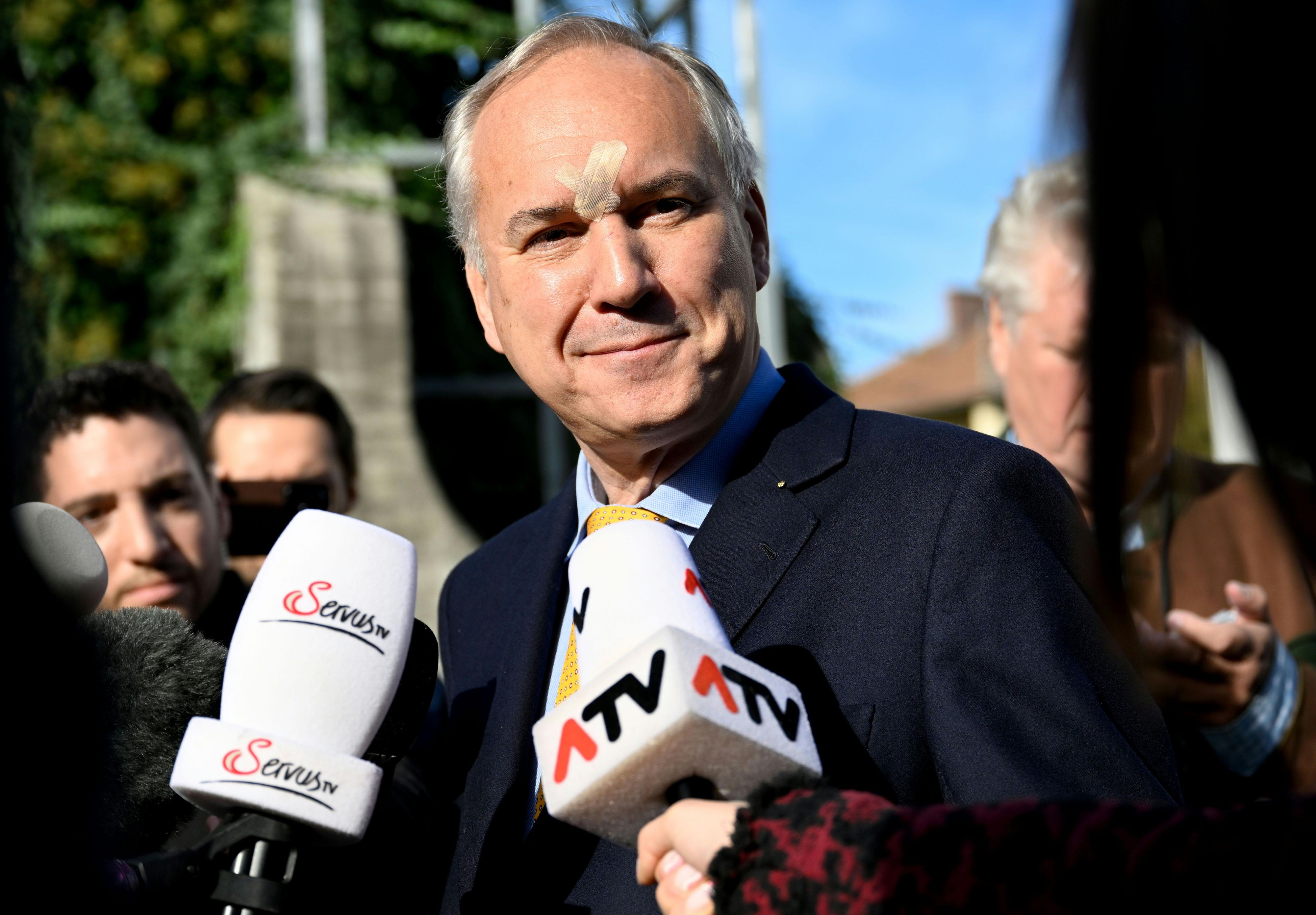 Walter Rosenkranz ging mit einem Pflaster auf der Stirn wählen.