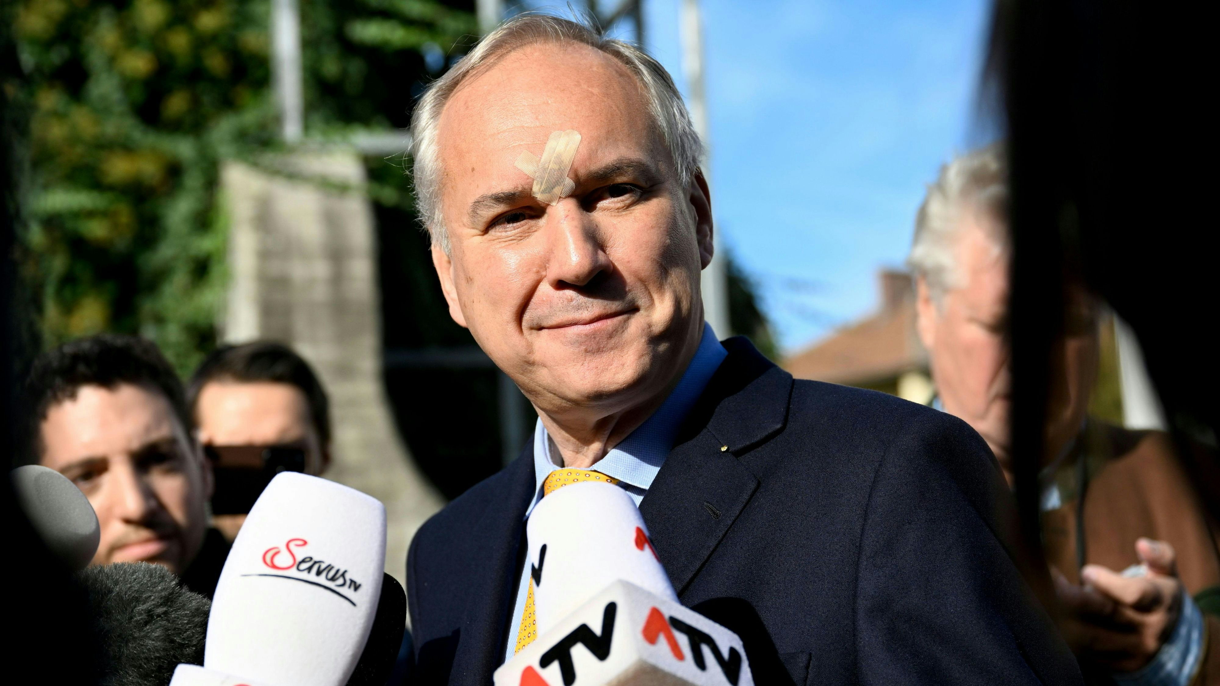 Walter Rosenkranz kam mit einem Pflaster auf der Stirn.