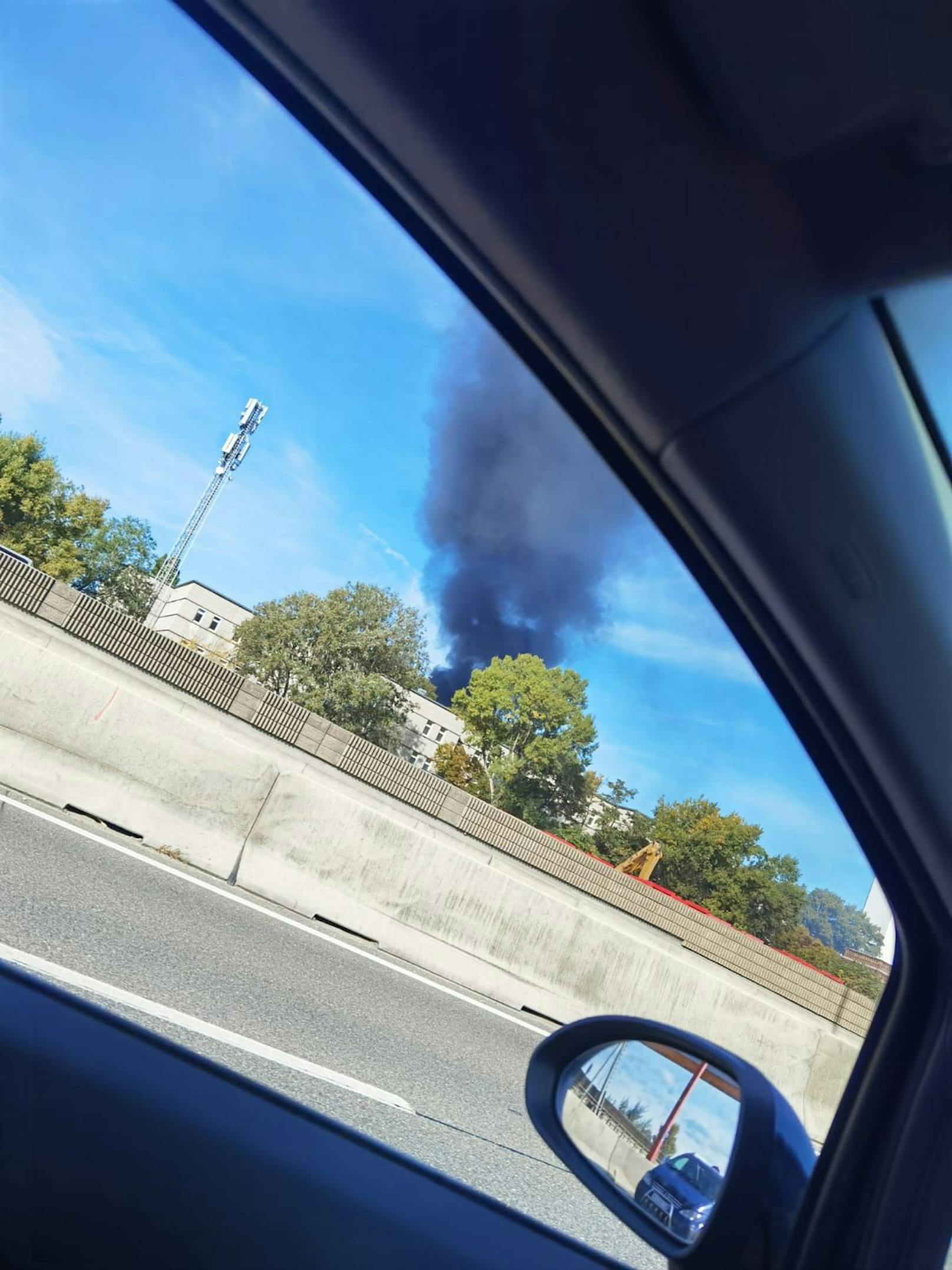 Sonntagvormittag kam es zu einem Brand auf einer Tankstelle in Wien-Donaustadt. Die Rauchsäule war kilometerweit zu sehen.