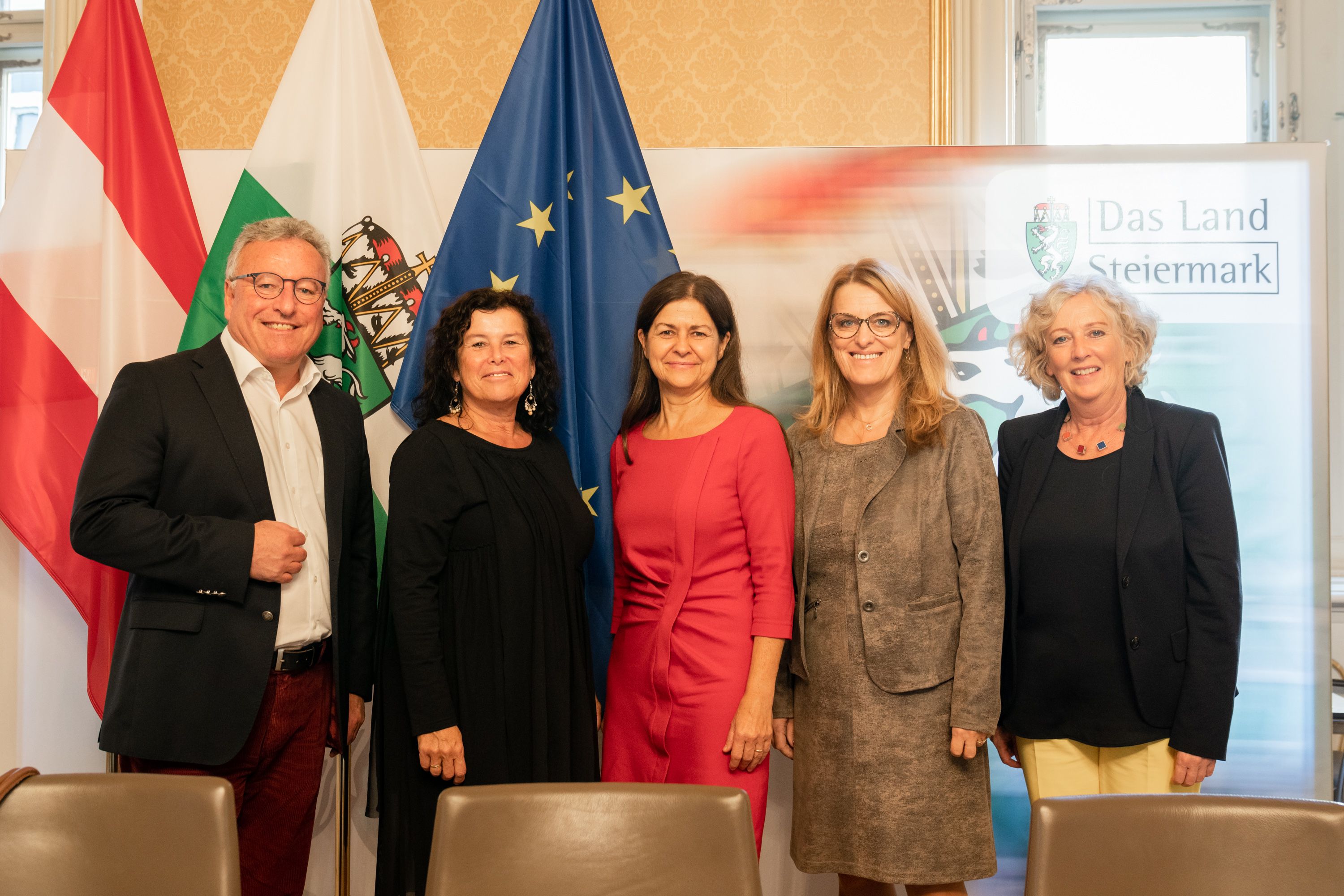 LH-Stv. Franz Schellhorn (Salzburg), LR Birgit Gersdorfer (Oberösterreich), LR Doris Kampus (Steiermark), LR Ulrike Königsberger-Ludwig (Niederösterreich) und LR Katharina Wiesflecker (Vorarlberg) (v.l.) bei der Konferenz der Kinder- und JugendhilfereferentInnen in Graz. 