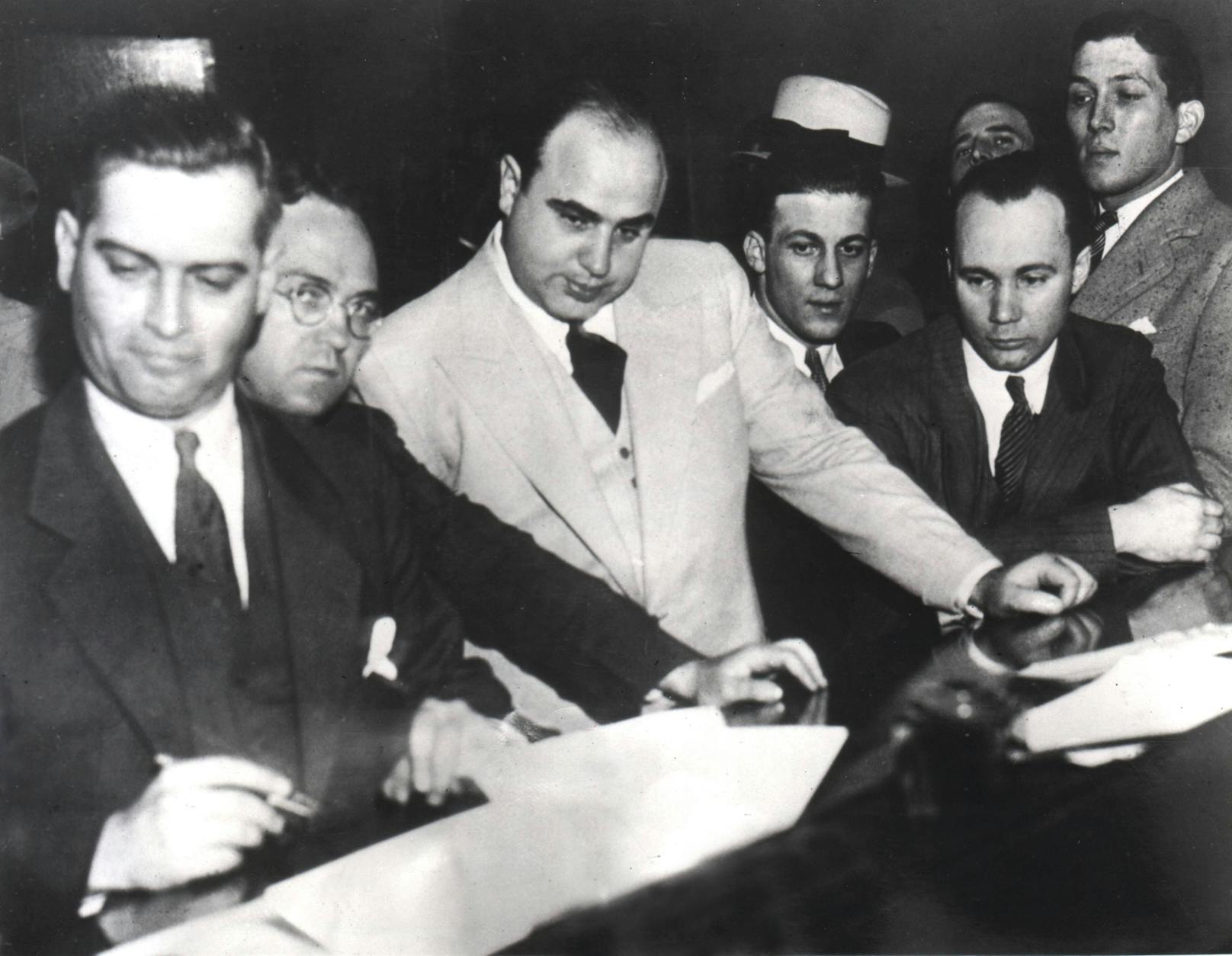 Al Capone (Mitte) war in den 1920er und 30er Jahren ein Größe der Unterwelts Chicagos.